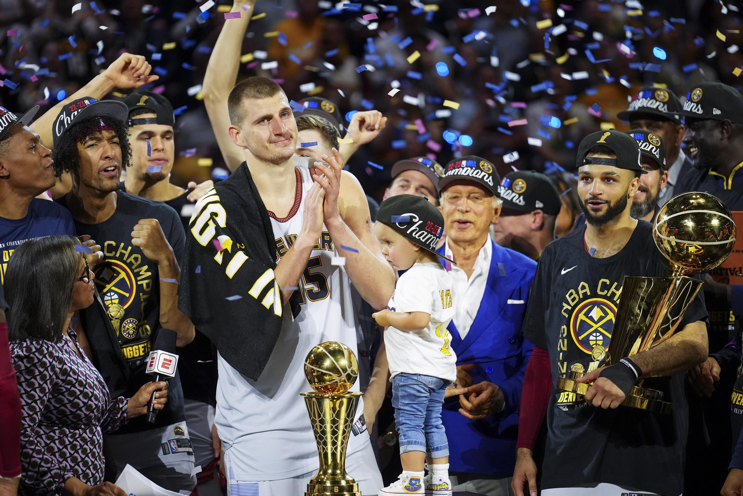 El pívot de los Nuggets de Denver Nikola Jokic celebra con sus compañeros tras ganar el campeonato de la NBA al vencer en el juego 5 de las Finales de la NBA al Heat de Miami el lunes 12 de junio del 2023. (AP Foto/Jack Dempsey)