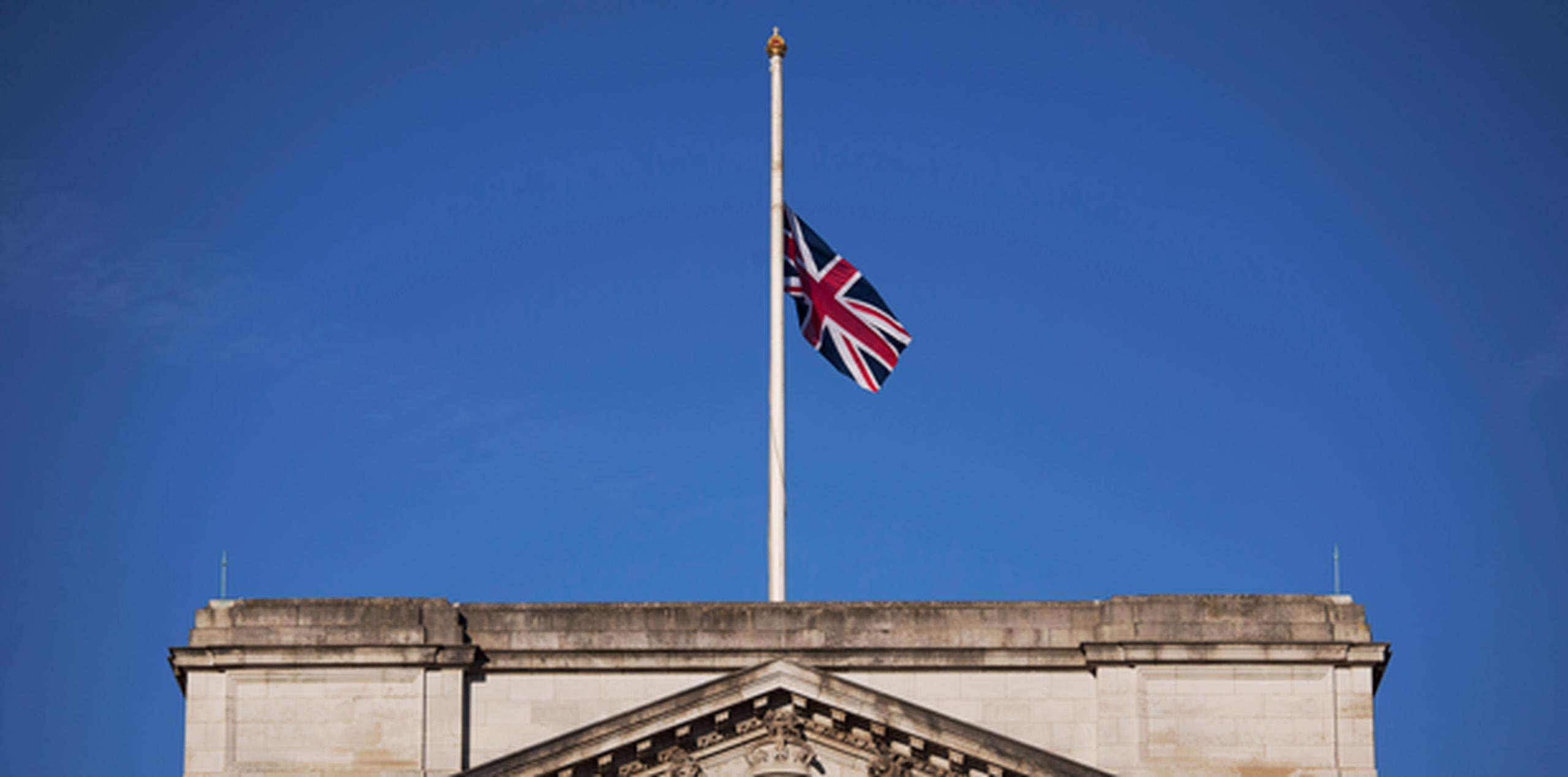 Las banderas ondearon a media asta en el Palacio de Buckingham y en edificios del gobierno de Gran Bretaña. (AP)