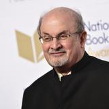 Retiran respirador artificial a Salman Rushdie
