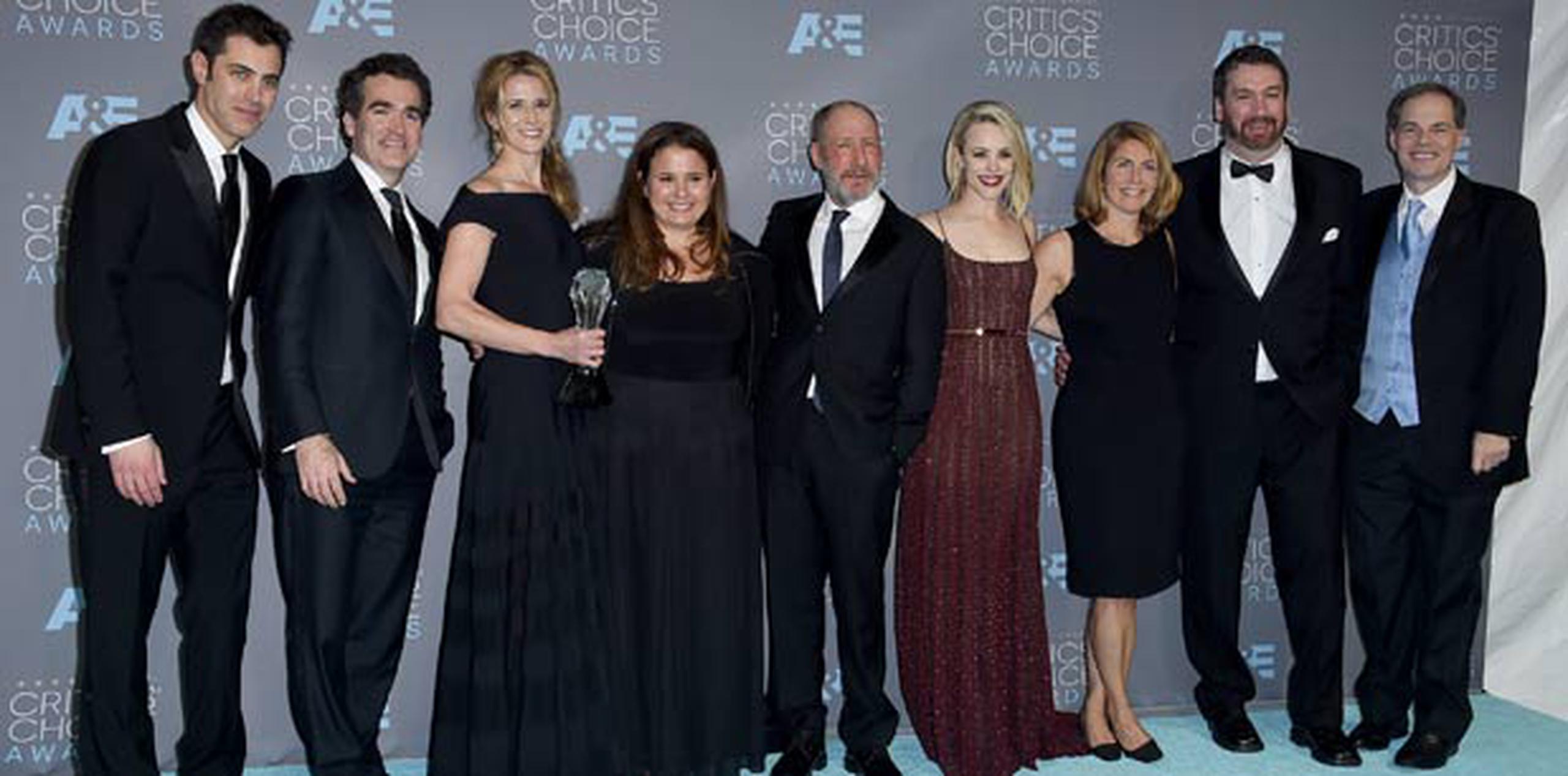 Parte del elenco y el equipo de producción de Spotlight posan para una foto tras ganar el premio a la mejor película del 2016. (AP)