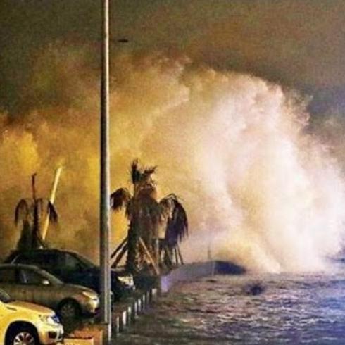 Impresionantes imagenes de enormes olas en Chile