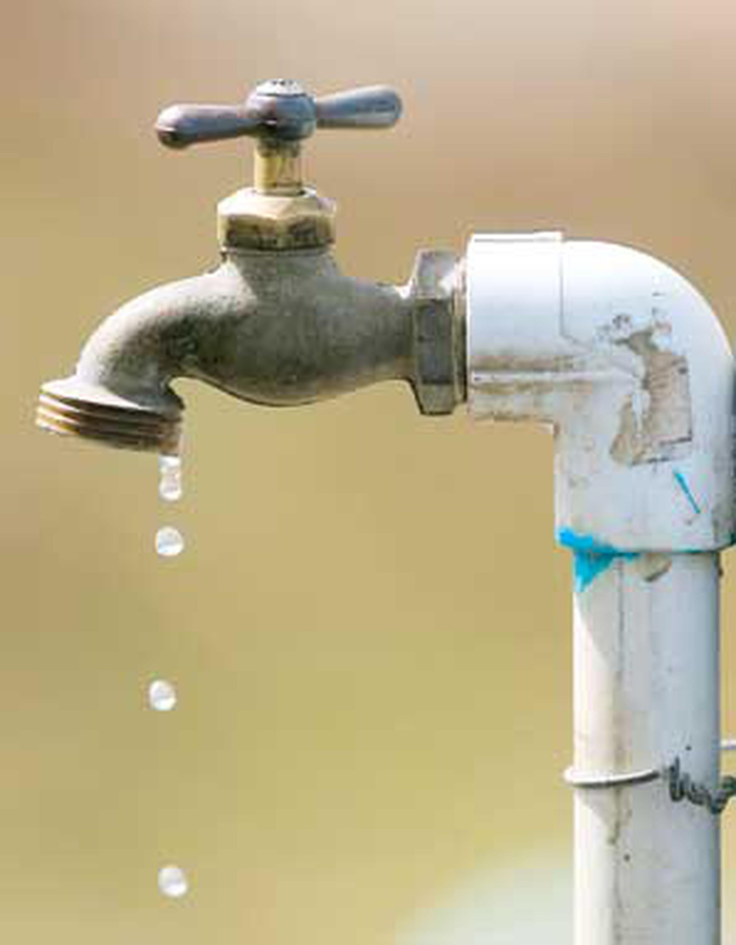 Los residentes en Juncos entrarían en un plan de 12 horas sin servicio de agua potable. (Archivo)