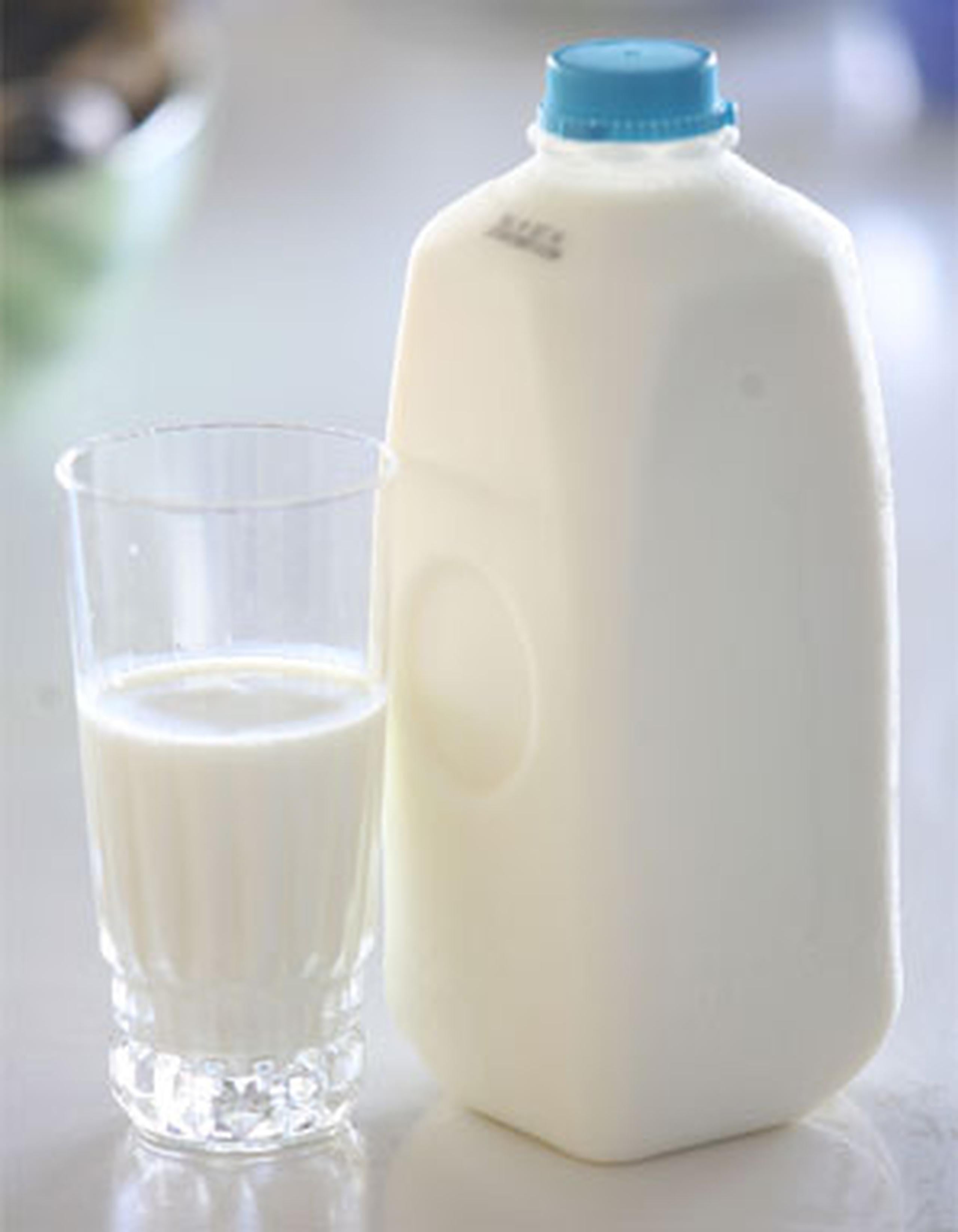 La industria de la leche en la Isla se compone de pequeños comerciantes y agricultores. (Archivo)
