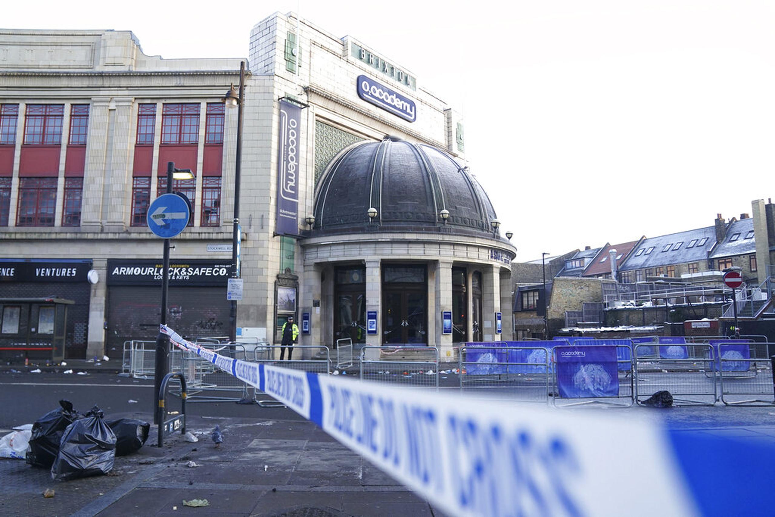Exterior de la sala de conciertos O2 Academy Brixton, donde la policía investiga las circunstancias que produjeron el incidente.