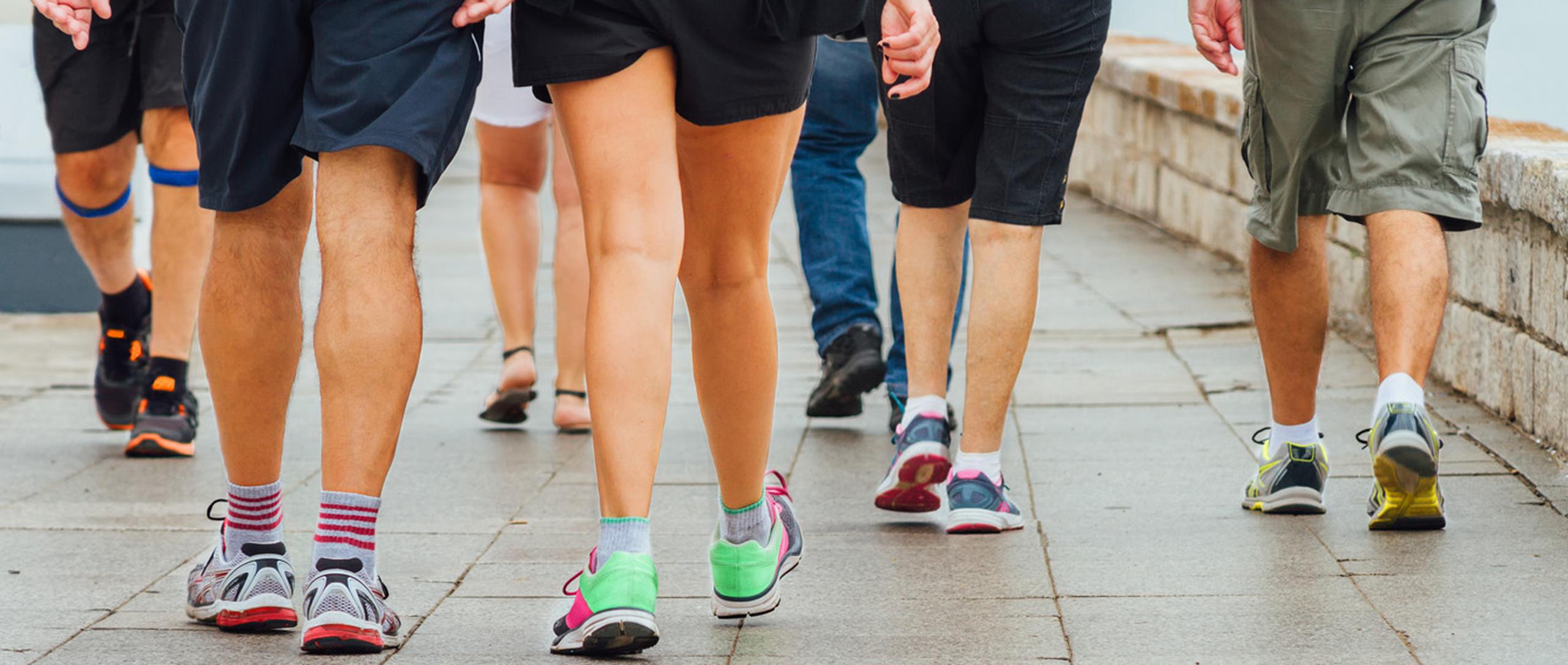 Caminar es una actividad sencilla, gratuita y no requiere ningún tipo de entrenamiento. (Shutterstock)