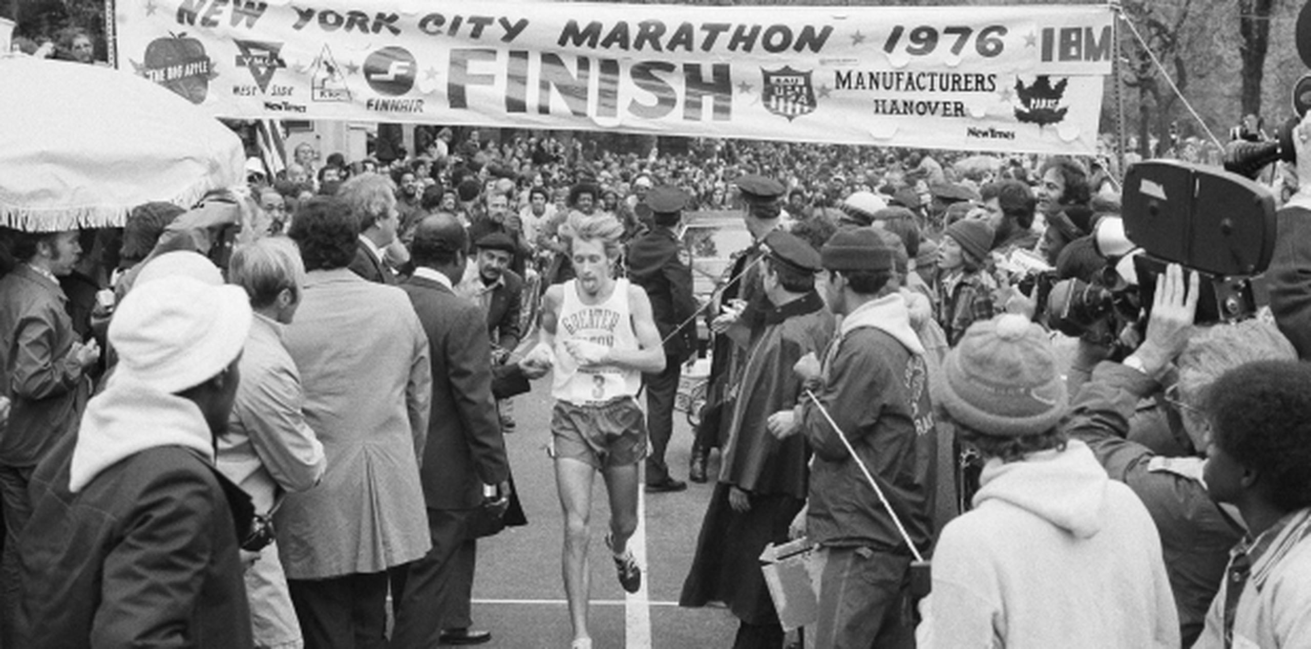 Bill Rodgers cruzando la meta del maratón en el 1976. (AP / LW)