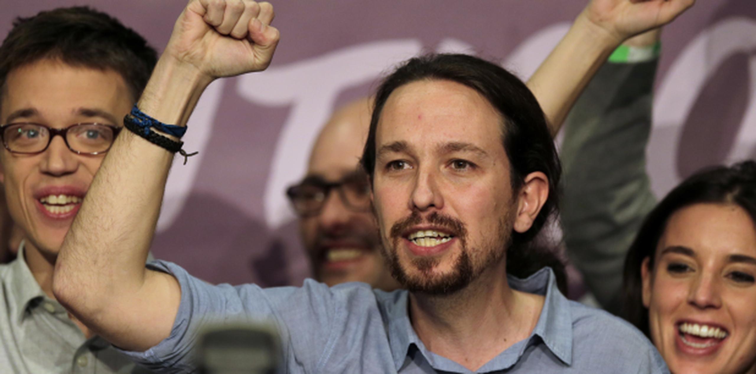 Pablo Iglesias, líder de Podemos, celebra que su organización se convirtiera en la tercera fuerza política de España, acabando con décadas de bipartidismo. (AP Photo/Emilio Morenatti)
