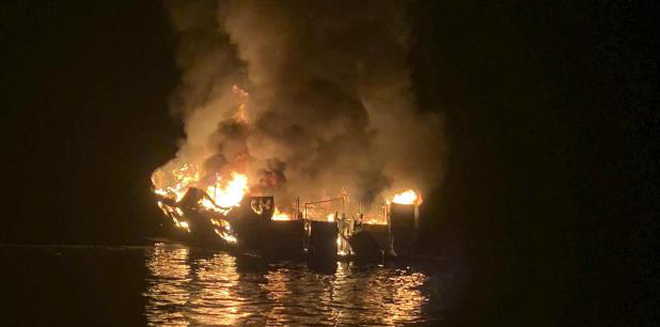 Cinco tripulantes, incluyendo el capitán, que estuvieron sobre la cubierta pudieron escapar luego que el bote se incendió el lunes por la madrugada. (Santa Barbara County Fire Department vía AP)