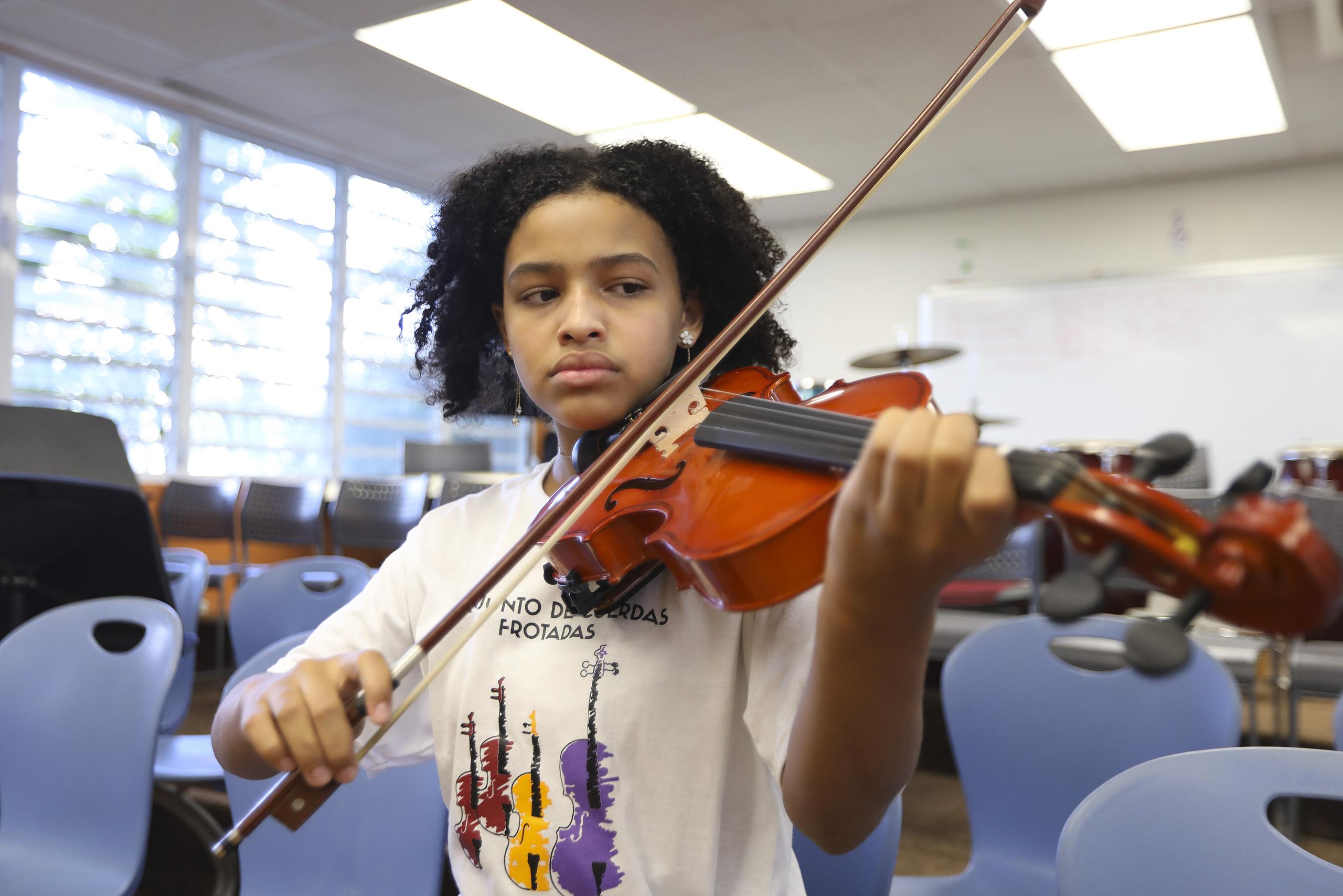 Sadie Nieves Rosario, quien pasa ahora al octavo grado, encuentra en el violín su mejor manera de expresar sus emociones.