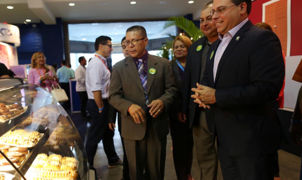 A pesar de la crisis, boricuas siguen apoyando panaderías y