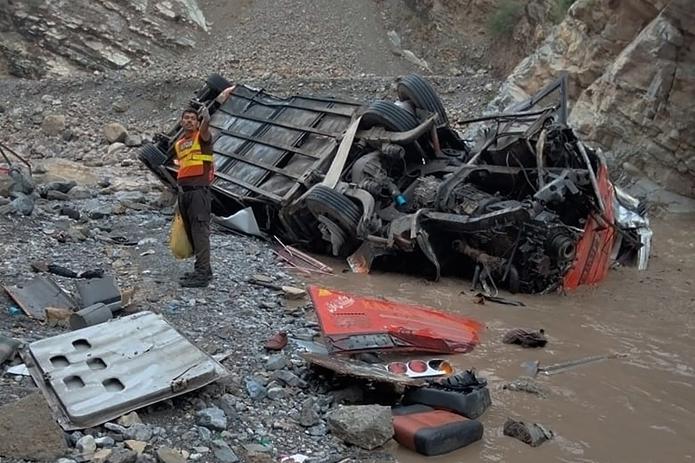 Los rescatistas buscaban sobrevivientes entre los restos del vehículo destruido y sus alrededores.