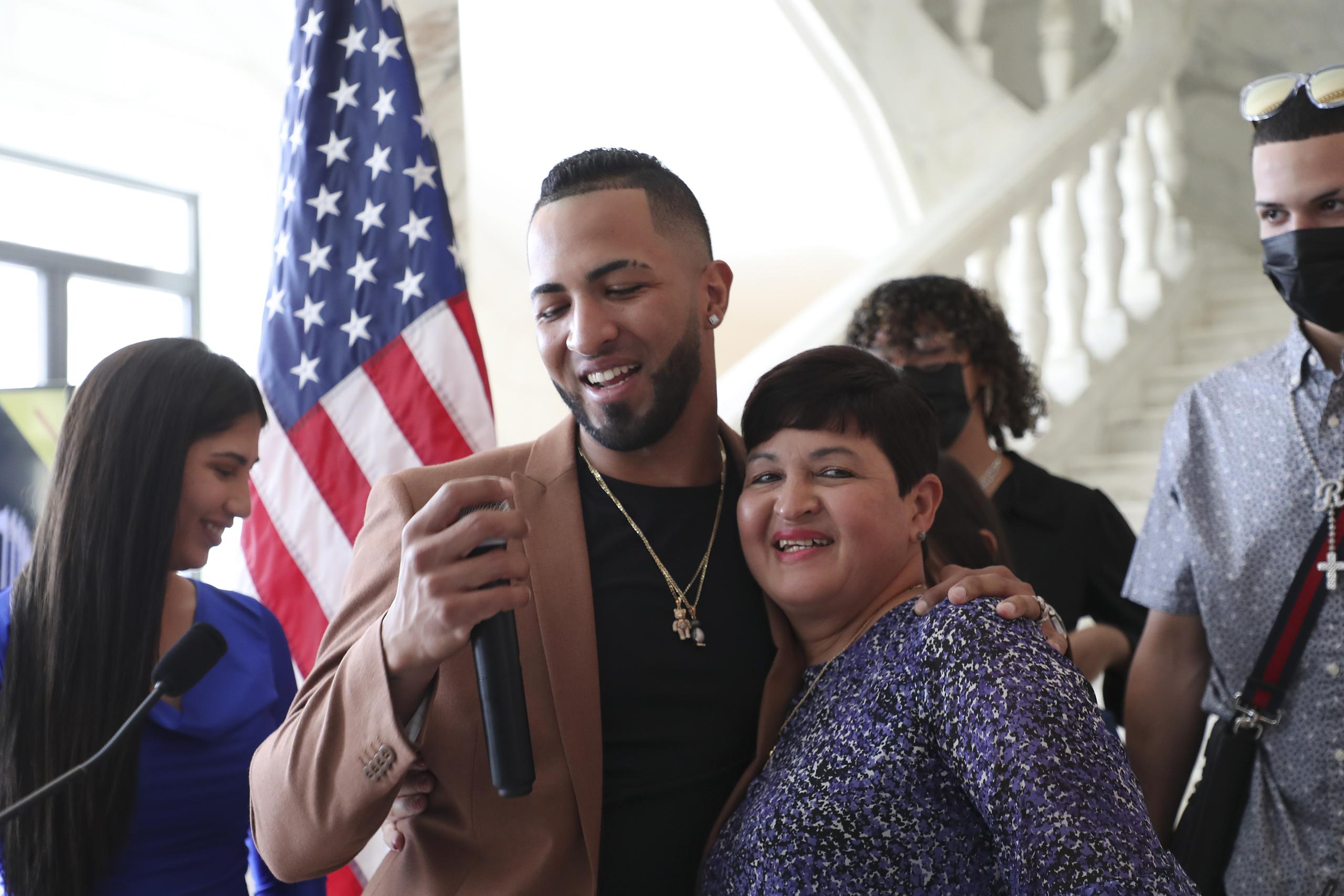 Eddie Rosario estuvo acompañado por su madre, María Haddock, durante la actividad en que se le reconoció el jueves en el Capitolio.