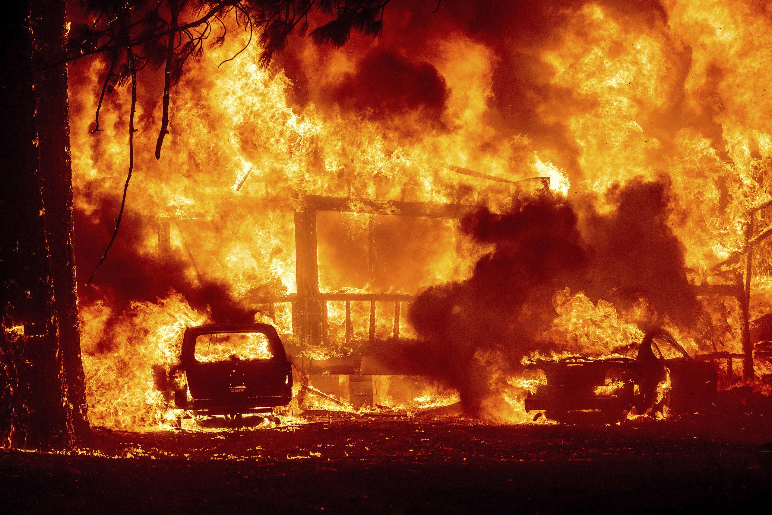 Las llamas consumen una vivienda sobre la ruta 89 en la población de Greenville, California.