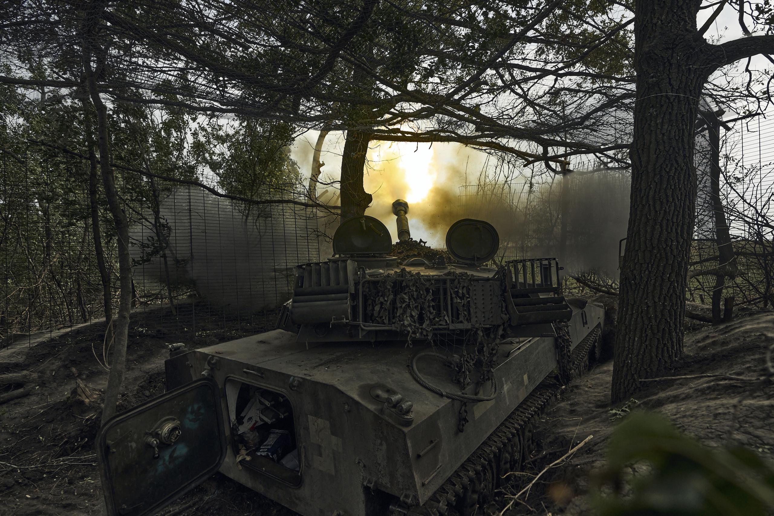 Finlandia es el país de la Unión Europea con la frontera más larga con Rusia. En la foto, un sistema ucraniano de artillería autopropulsada dispara hacia posiciones rusas en la línea del frente, cerca de Bájmut, en la provincia de Donetsk, Ucrania, el 1 de septiembre de 2023.