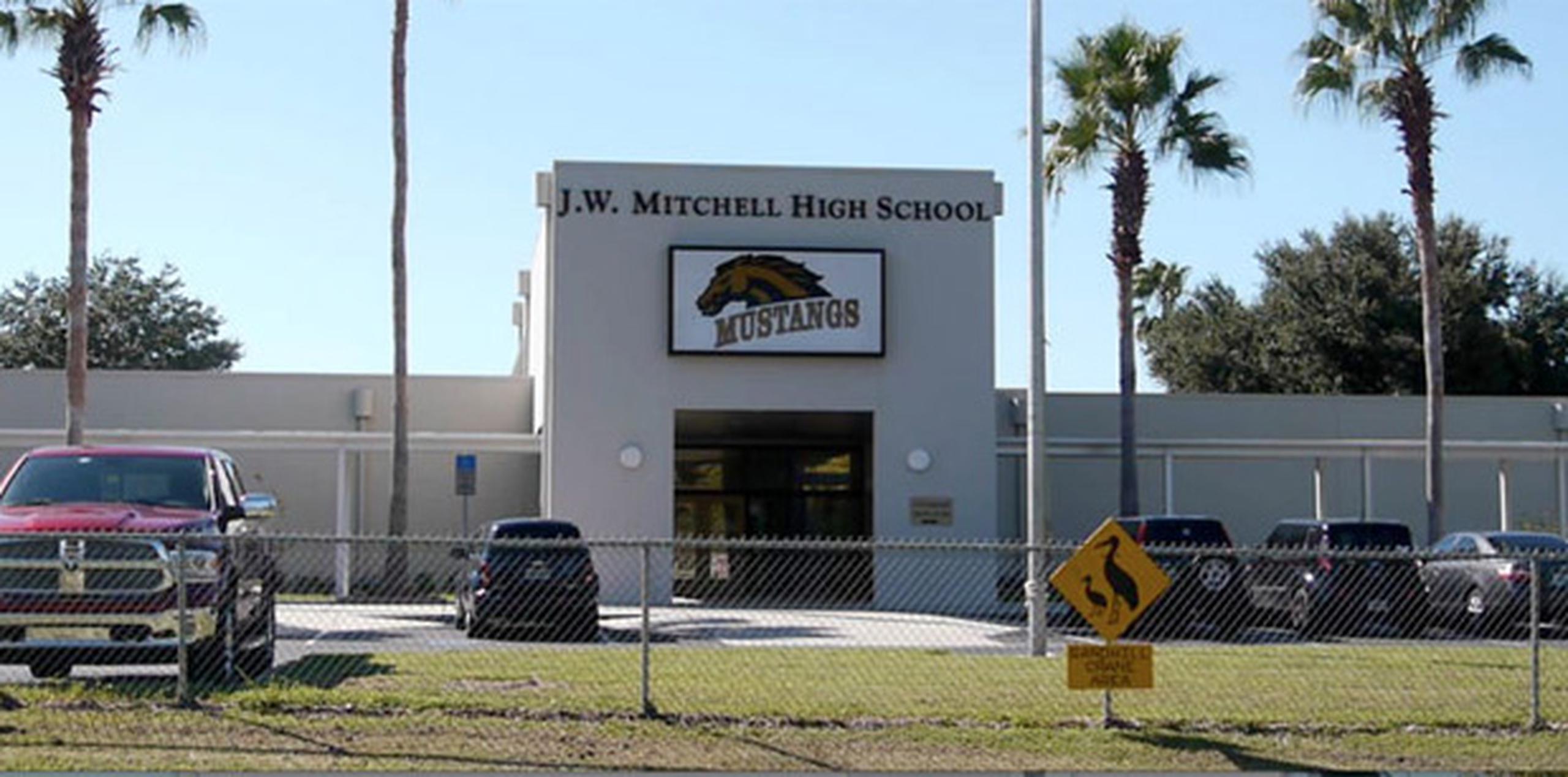 El maestro le informó su decisión a los padres de los alumnos de JW MItchell High Shool, en New Port Richey, Florida.