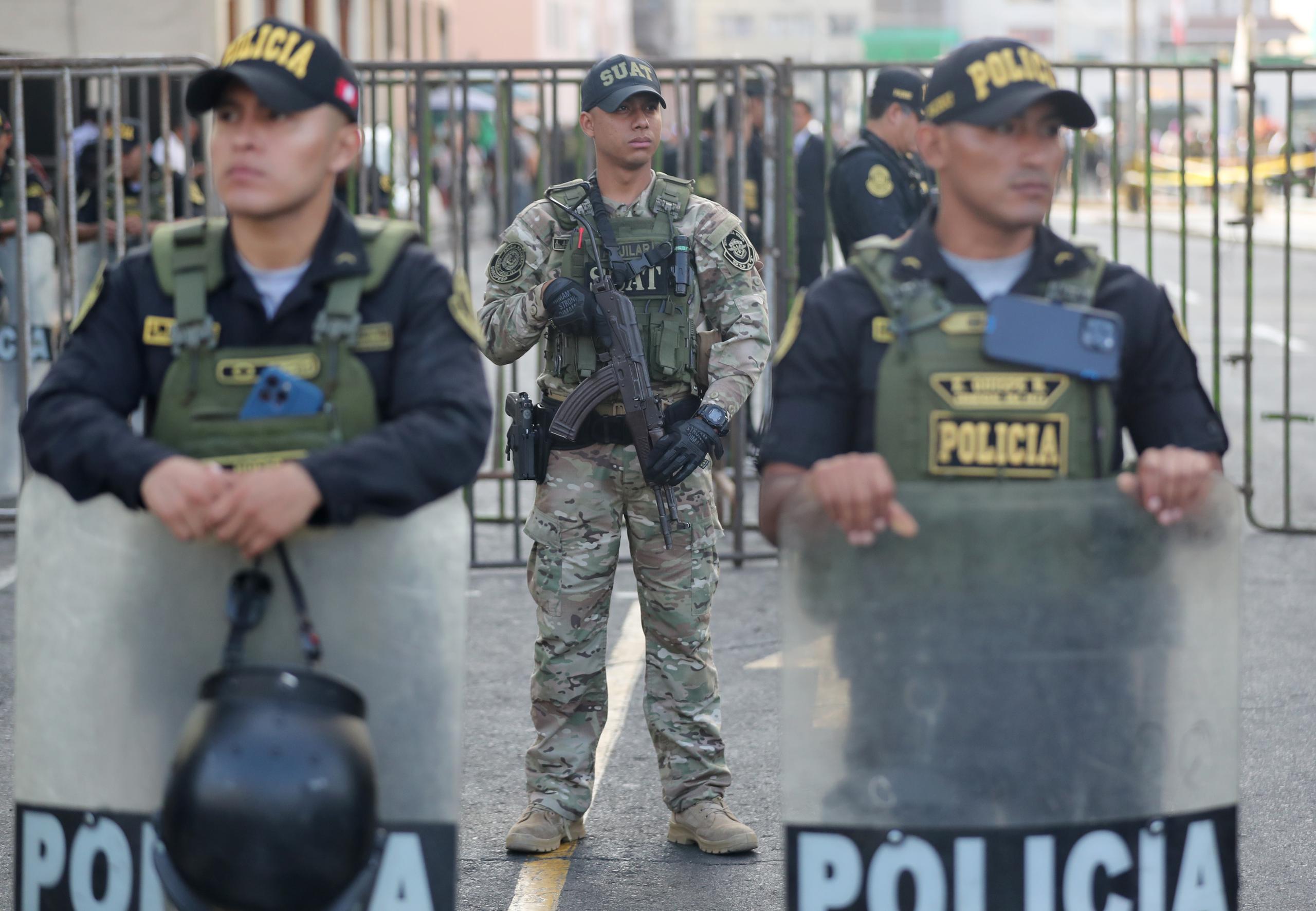 Integrantes de las Fuerzas Armadas durante el operativo para la llegada de la presidenta de Perú, Dina Boluarte, a la Fiscalía este viernes en Lima, en Perú. (EFE/Paolo Aguilar)