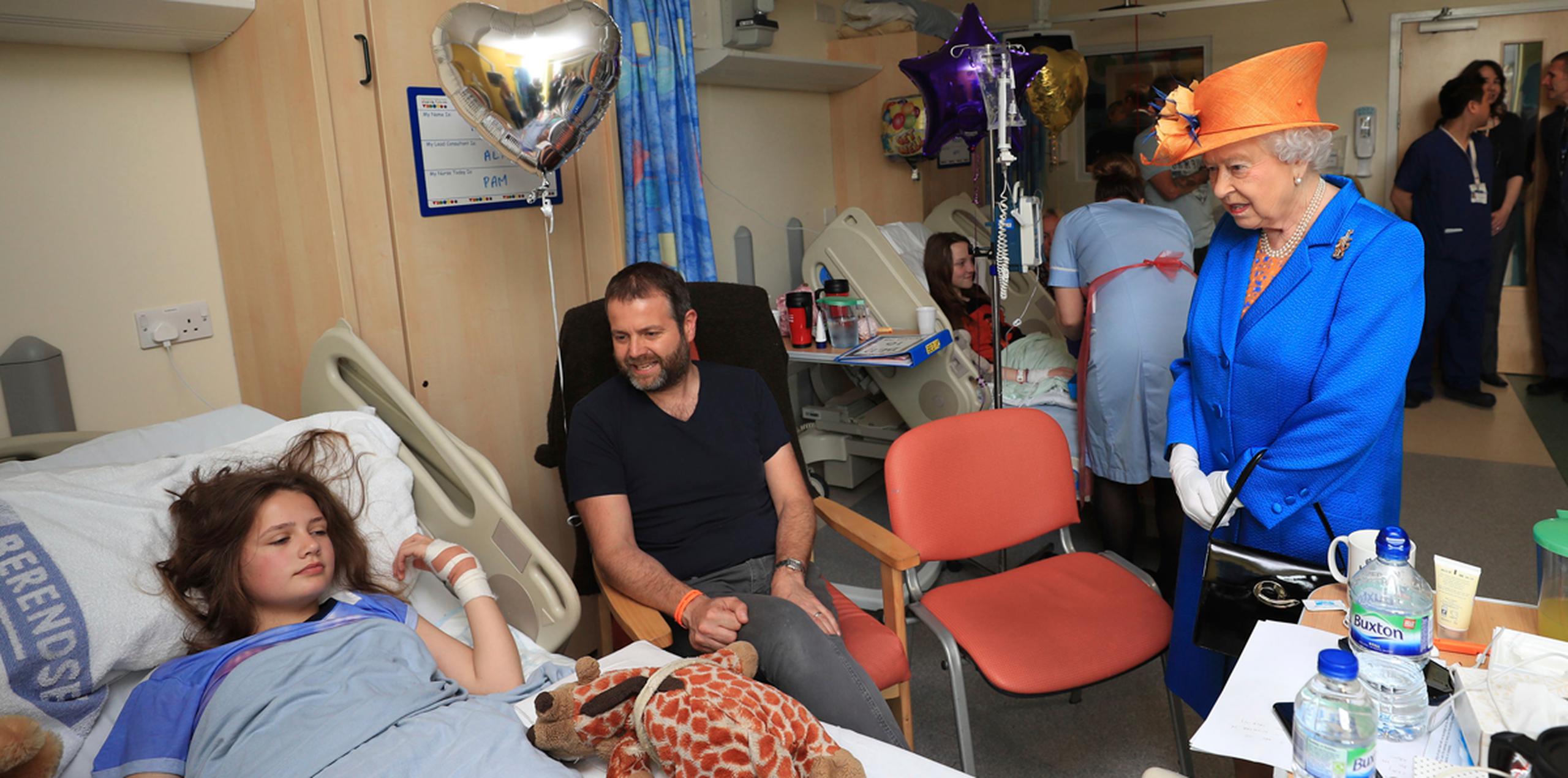 La reina visitó el Royal Manchester Children's Hospital para acompañar a algunos de los 64 heridos en el atentado. (AP)
