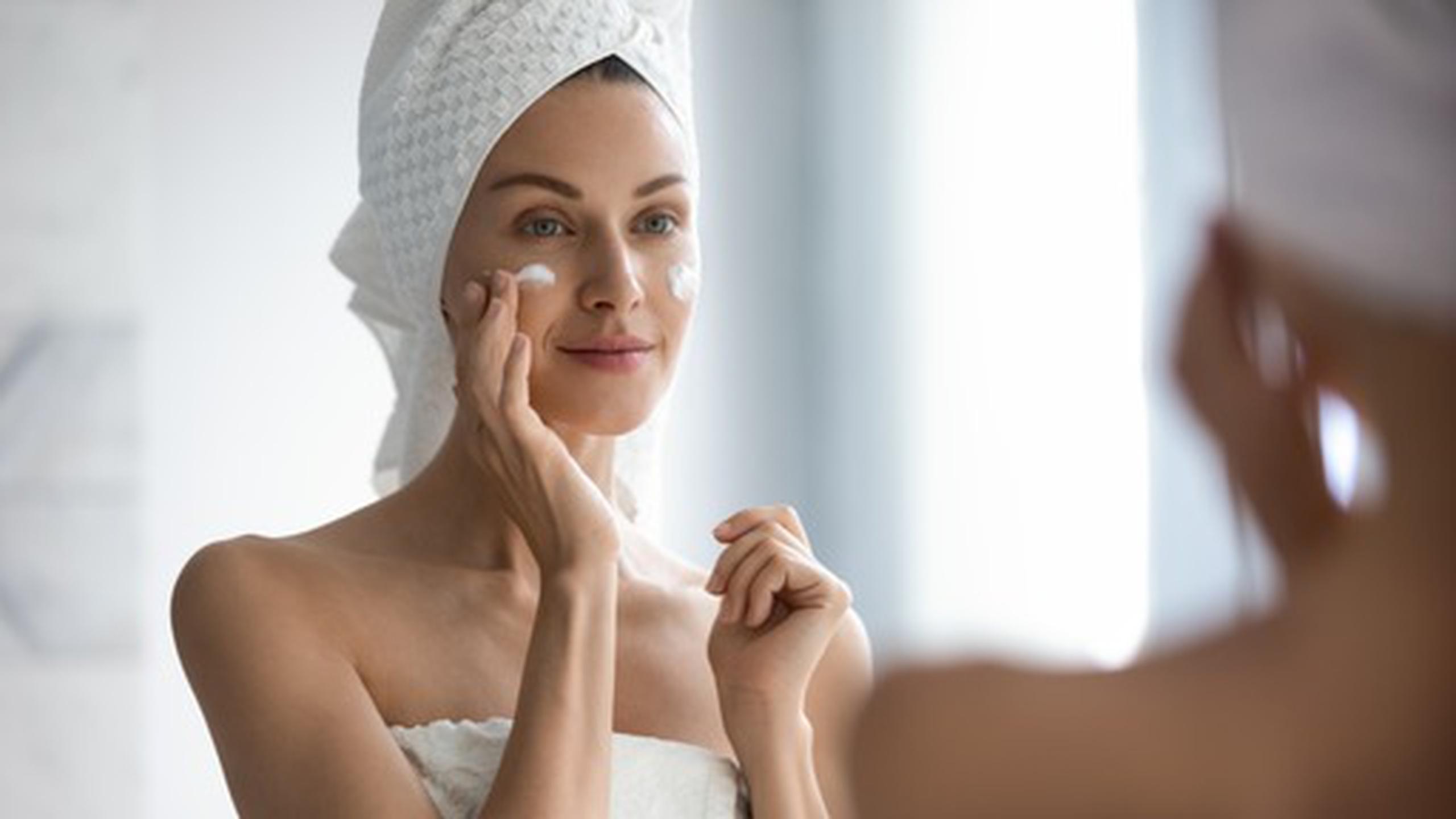 La rutina de limpieza e hidratación facial es esencial para exhibir un rostro saludable.