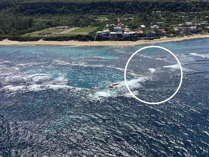 El círculo en la foto marca la ubicación de la embarcación volcada y hundida, aproximadamente a 75 yardas de la playa Shacks en Isabela.