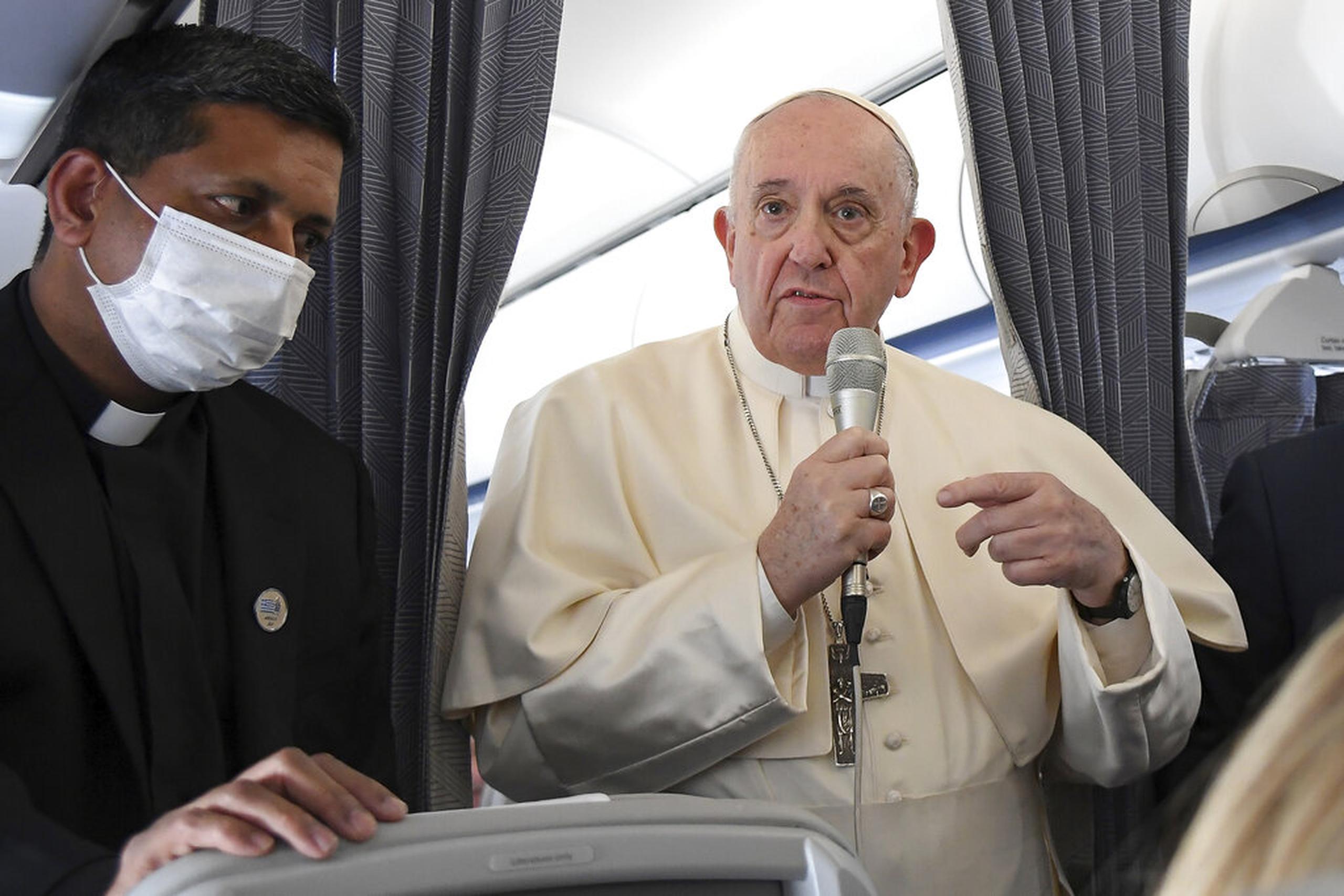 El papa Francisco saluda a los periodistas a bordo del avión papal con motivo de su visita pastoral de cinco días a Chipre y Grecia, el 6 de diciembre de 2021.