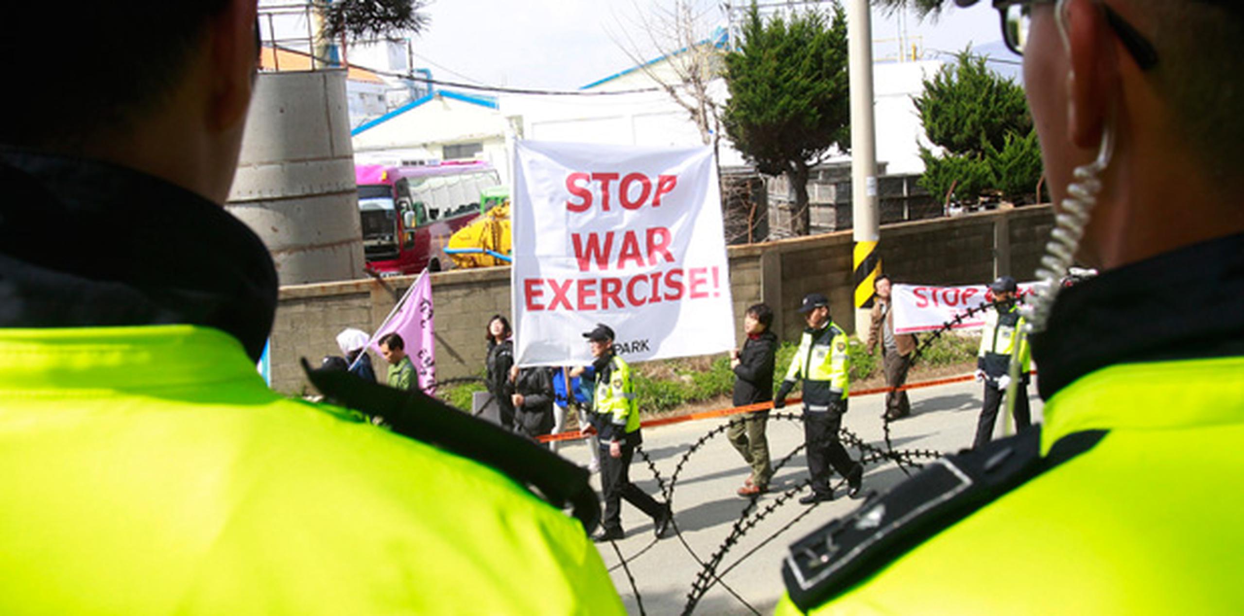 Manifestantes marchan para exigir el cese de los ejercicios bélicos realizados por Estados Unidos y Corea del Sur en Pohang. (AP)