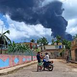 El grave incendio industrial de Cuba prosigue tras una gran explosión nocturna 