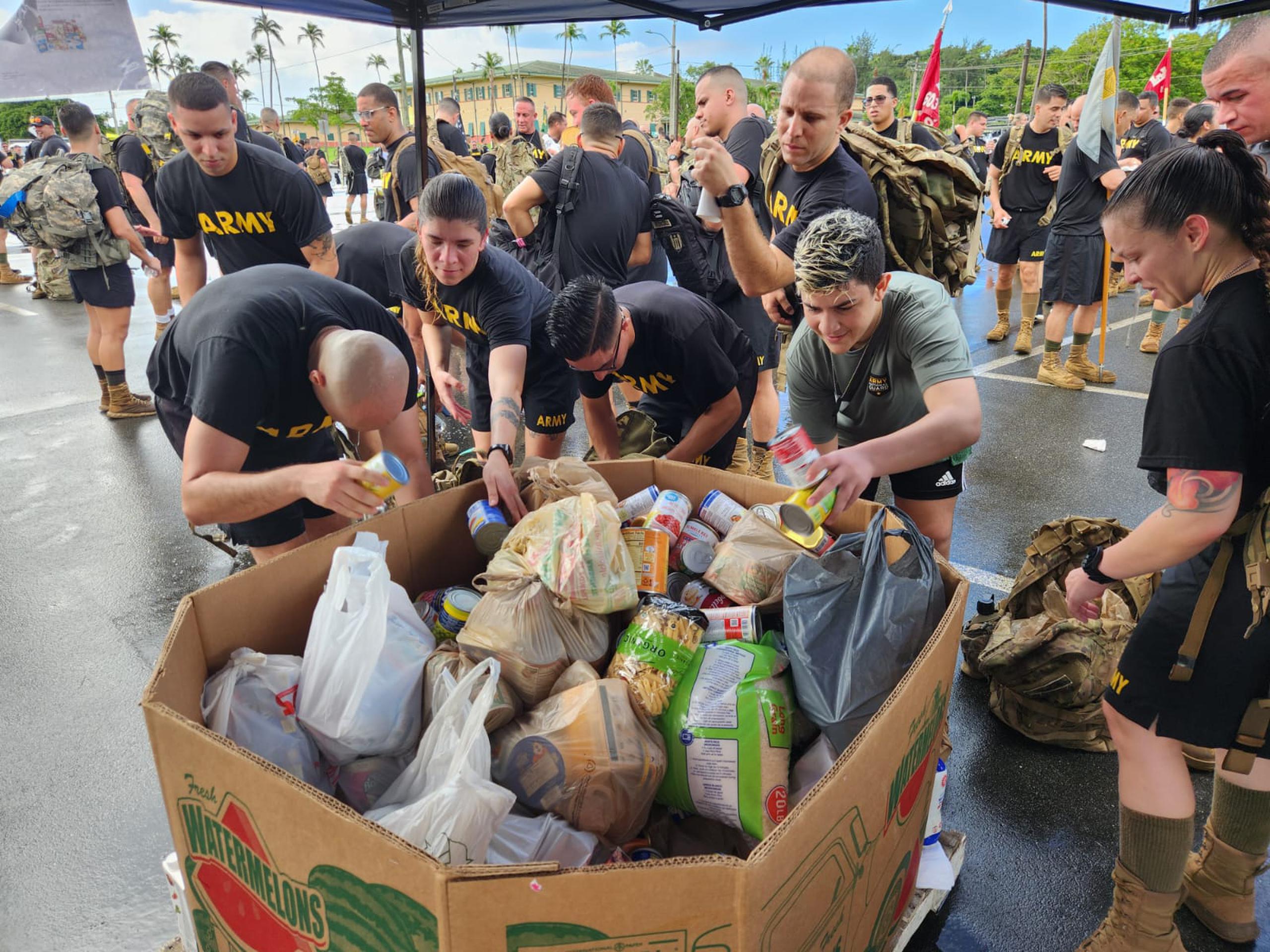 Los militares recolectaron 2,655 libras de alimentos.