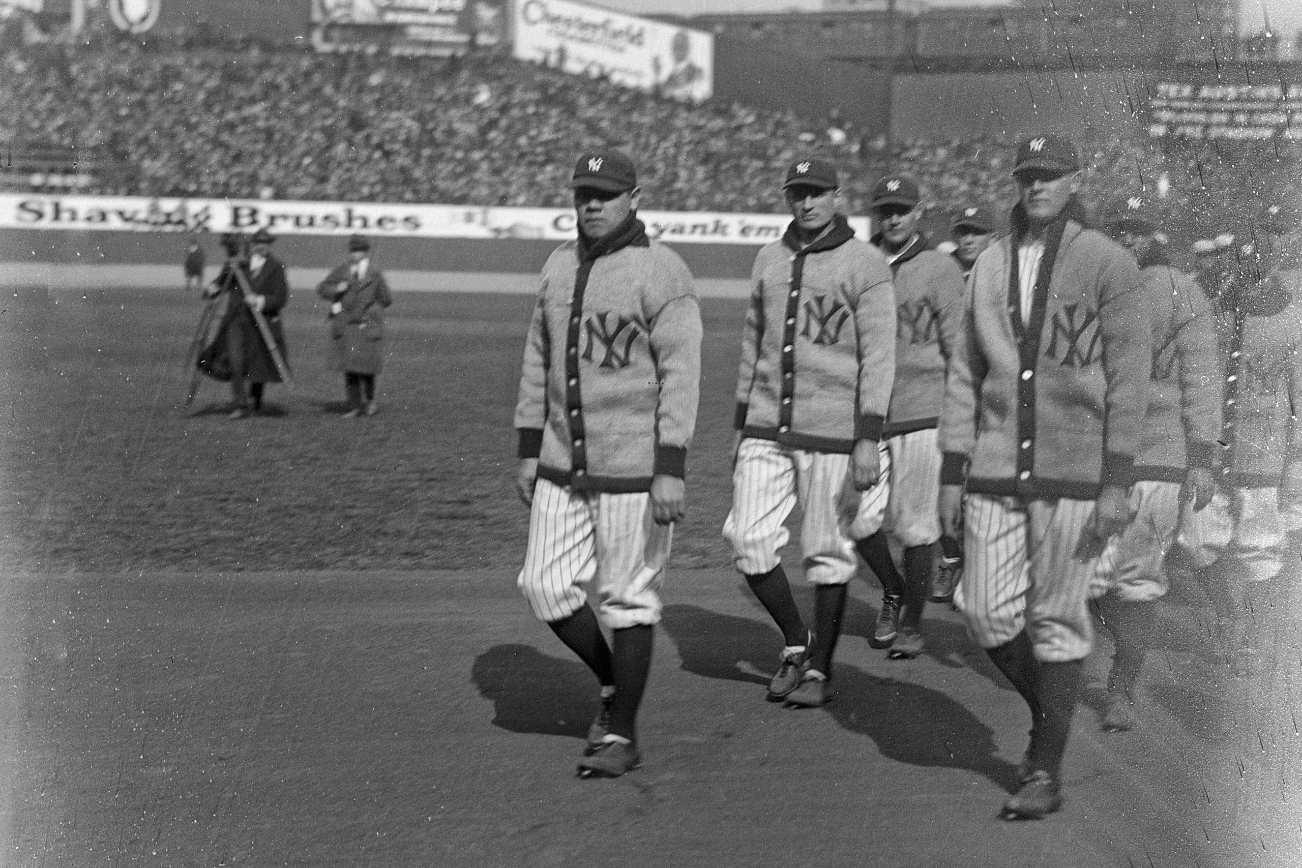 Esta foto provista por la Librería del Congreso, muestra a Babe Ruth y otros jugadores presentándose al terreno del día de la inauguración del parque el 18 de abril del 1923. (Library of Congress vía AP)