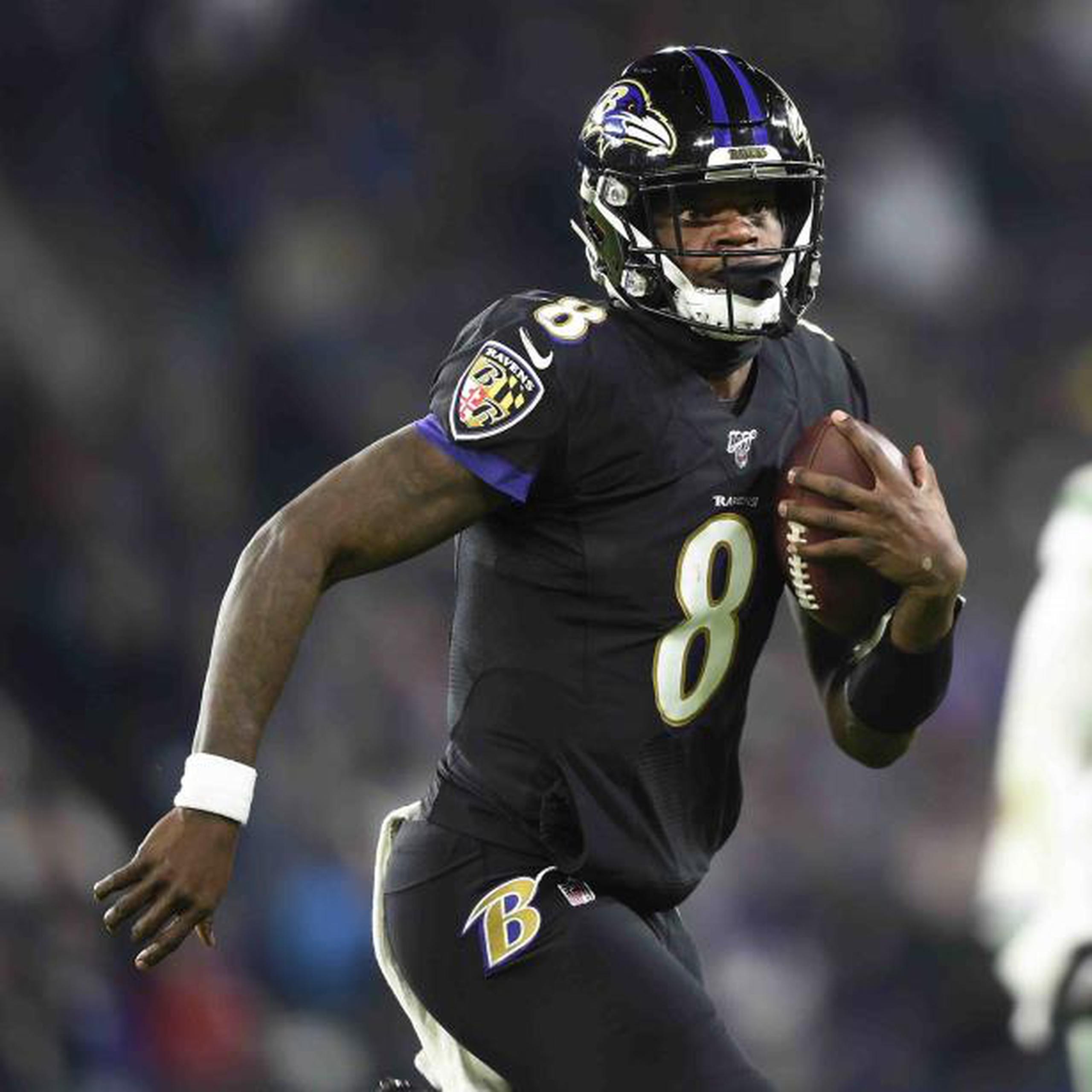 El estelar quarterback de los Ravens, Lamar Jackson, avanza con el balón durante el partido del jueves en la noche ante los Jets. (AP)