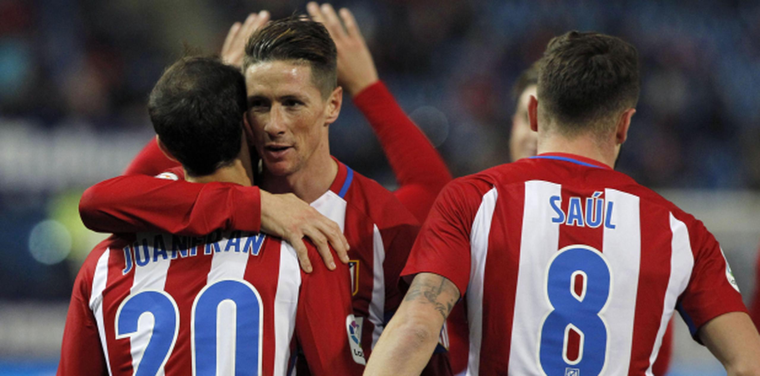 El delantero del Atlético de Madrid Fernando Torres  celebra con sus compañeros Juanfran y Saúl Ñíguez el gol marcado ante el Guijuelo. (Agencia EFE)
