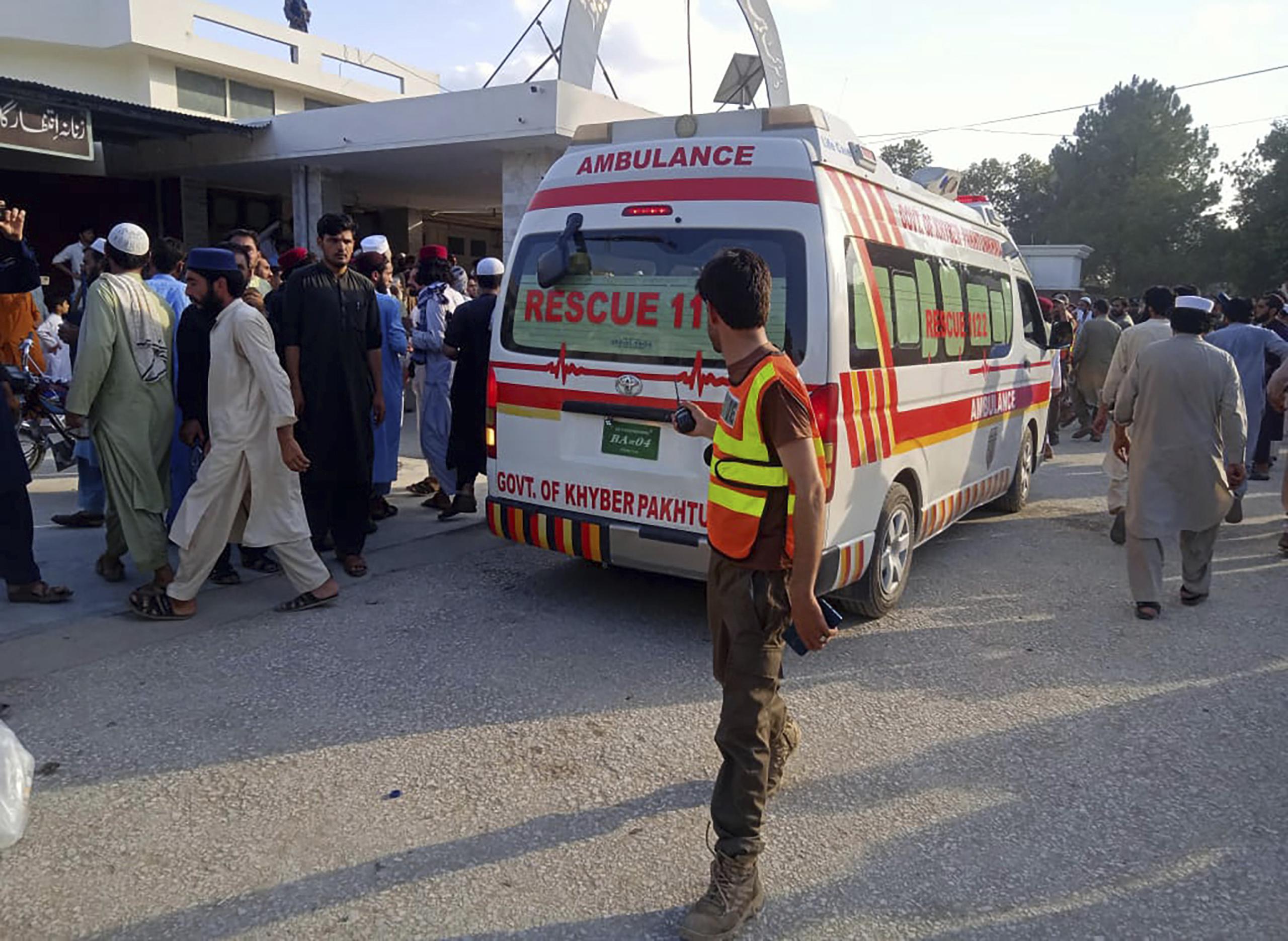 En esta foto proporcionada por Rescue 1122 Head Quarters, una ambulancia transporta a personas heridas luego de la explosión de una bomba durante un mitin político en el distrito de Bajur de Khyber Pakhtunkhwa, Pakistán, el domingo 30 de julio de 2023. (Foto Rescue 1122 Head Quarters vía AP)