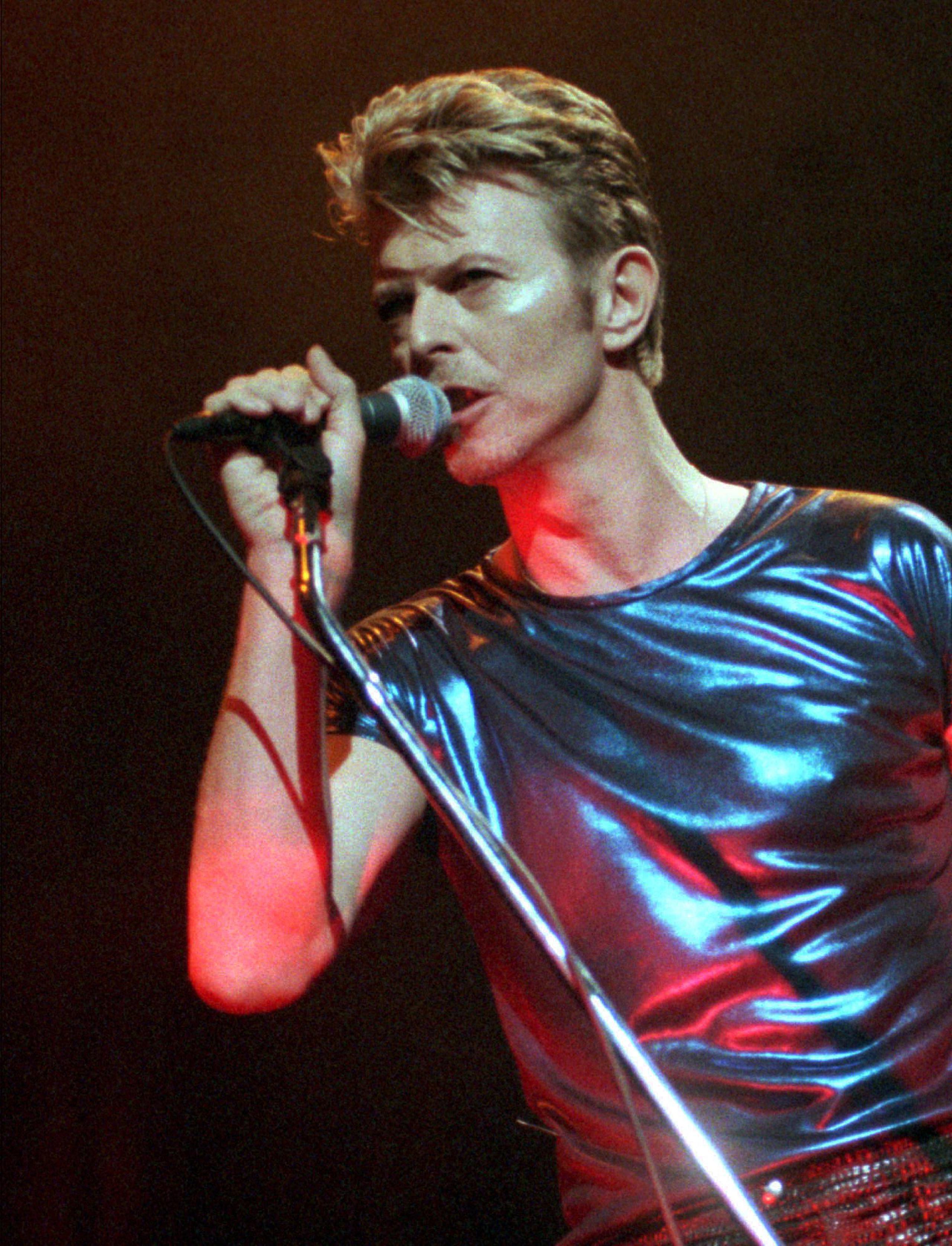 David Bowie fue un artista camaleónico, que mutó varias veces de estilo y recogió múltiples influencias para crear el propio, sobre todo de la psicodelia y el punk, que le hicieron adoptar en los años setenta un provocativo aspecto andrógino, anticipándose a personajes como Boy George.