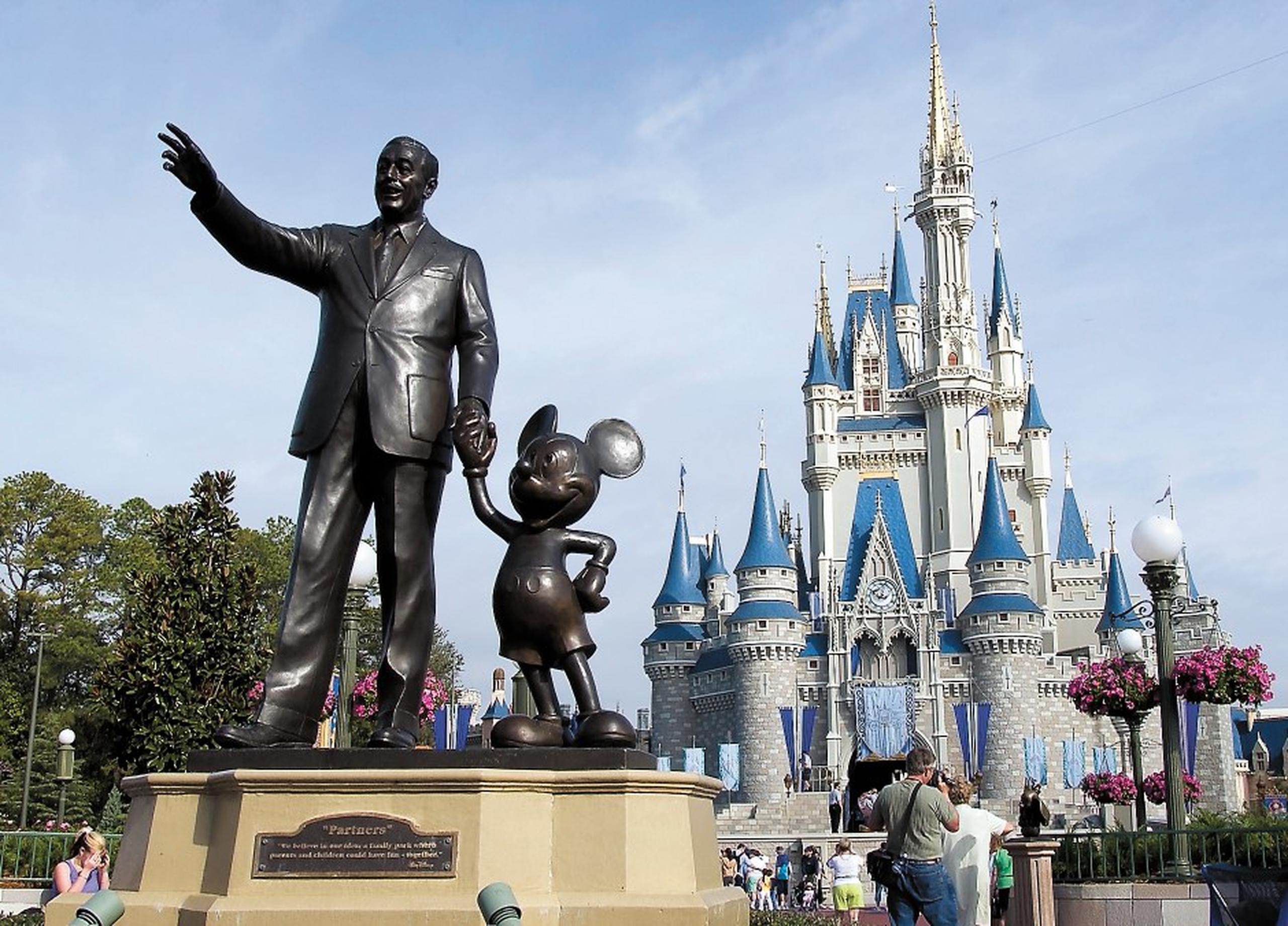 Estatua de Walt Disney y Mickey Mouse en el parque temático Magic Kingdom.