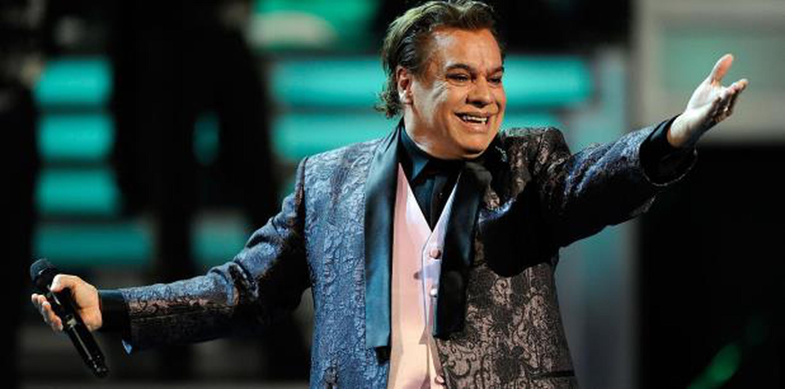 Se exhibirá, entre otros, la chaqueta que Juan Gabriel usó en su memorable actuación de 40 minutos en los Latin Grammy hace 10 años. (Archivo)