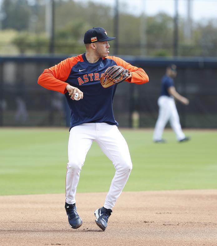 El campocorto de los Astros de Houston, Carlos Correa, durante el primer entrenamiento del equipo completo en West Palm Beach, Florida el lunes.
