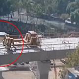 Video: Sujetos se salvan de morir aplastados por la unión de un puente que cayó de una grúa