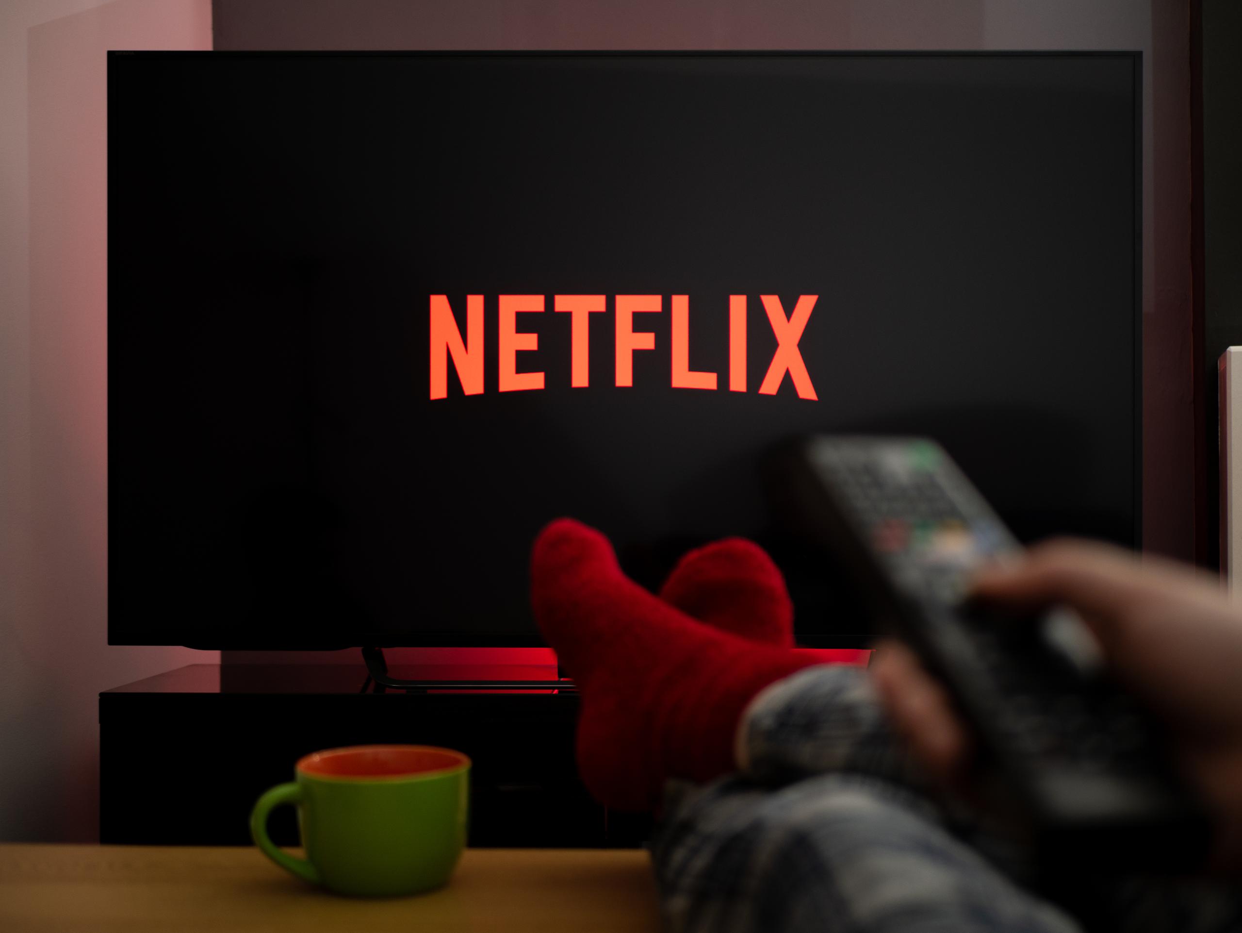 Netflix firmó un contrato con la empresa Microsoft para presentar anuncios en su plataforma de streaming y recuperarse de sus pérdidas más recientes.