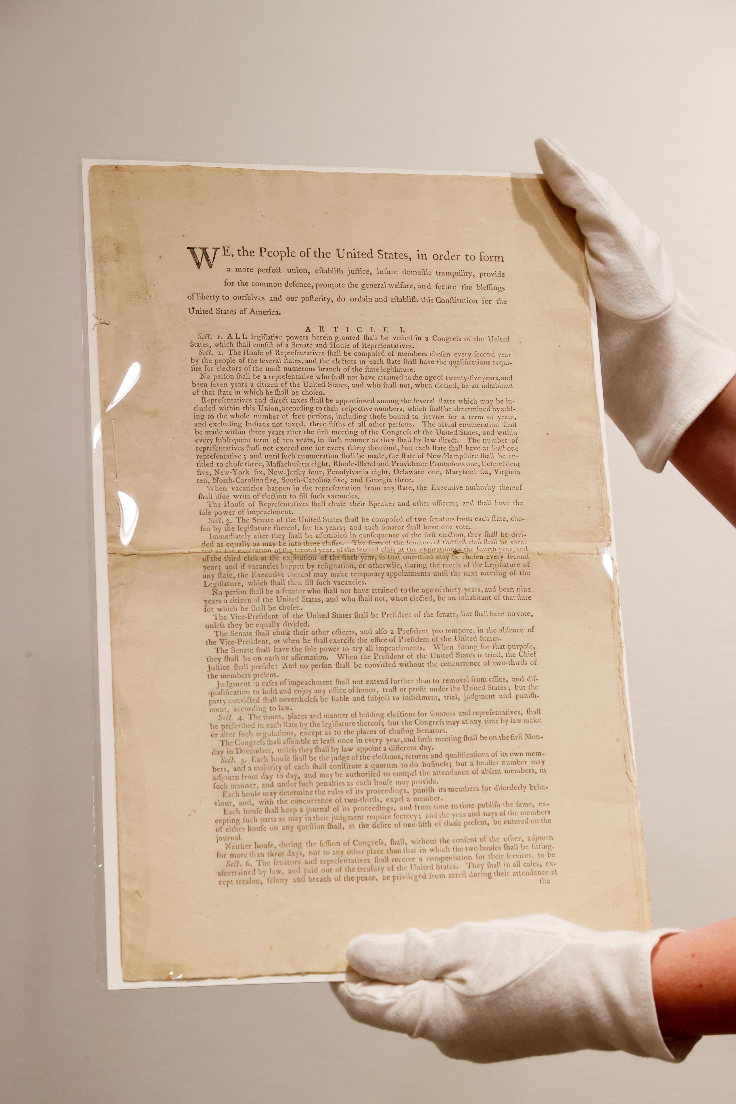 Copia impresa de la Constitución de los Estados Unidos que Sotheby's subastará en noviembre.