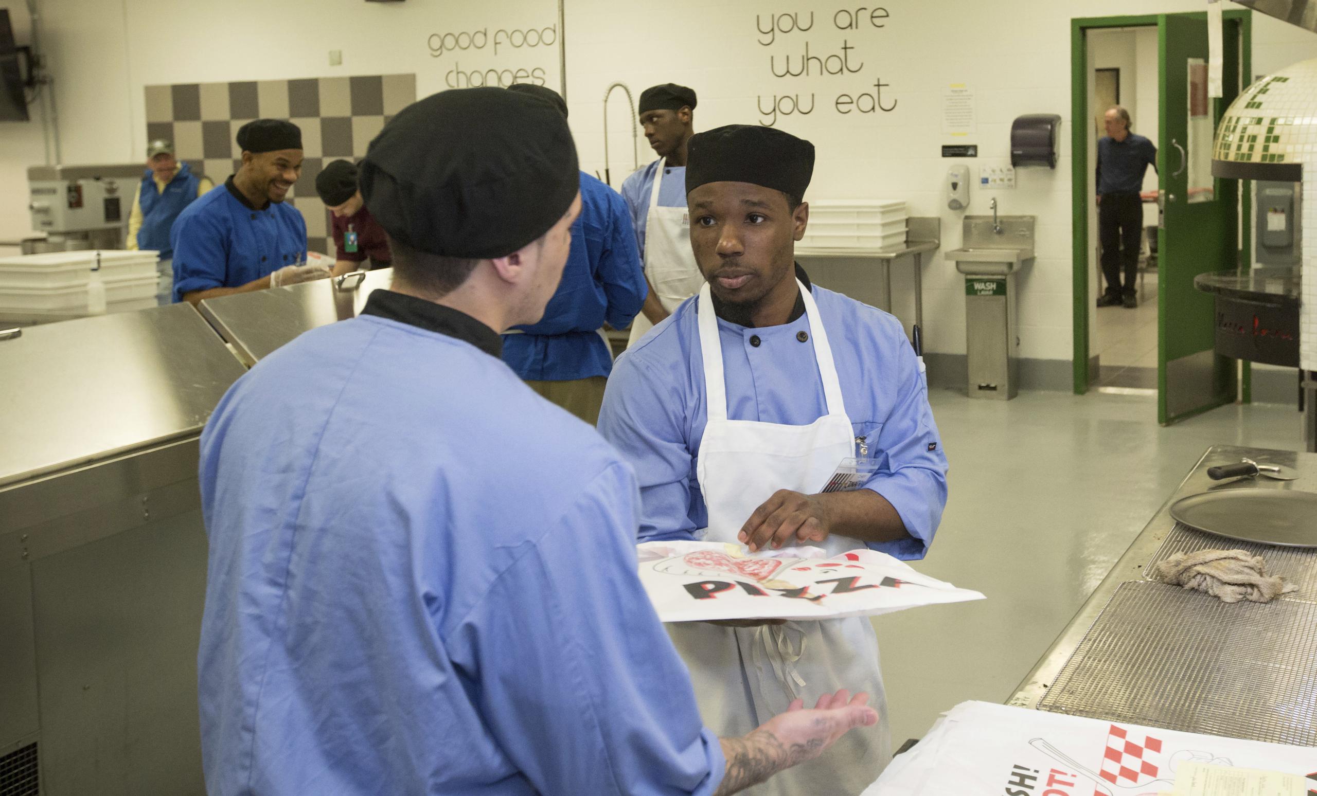 Jonathan Scott (a la derecha) trabaja en la cocina de la cárcel. (AP / Teresa Crawford)