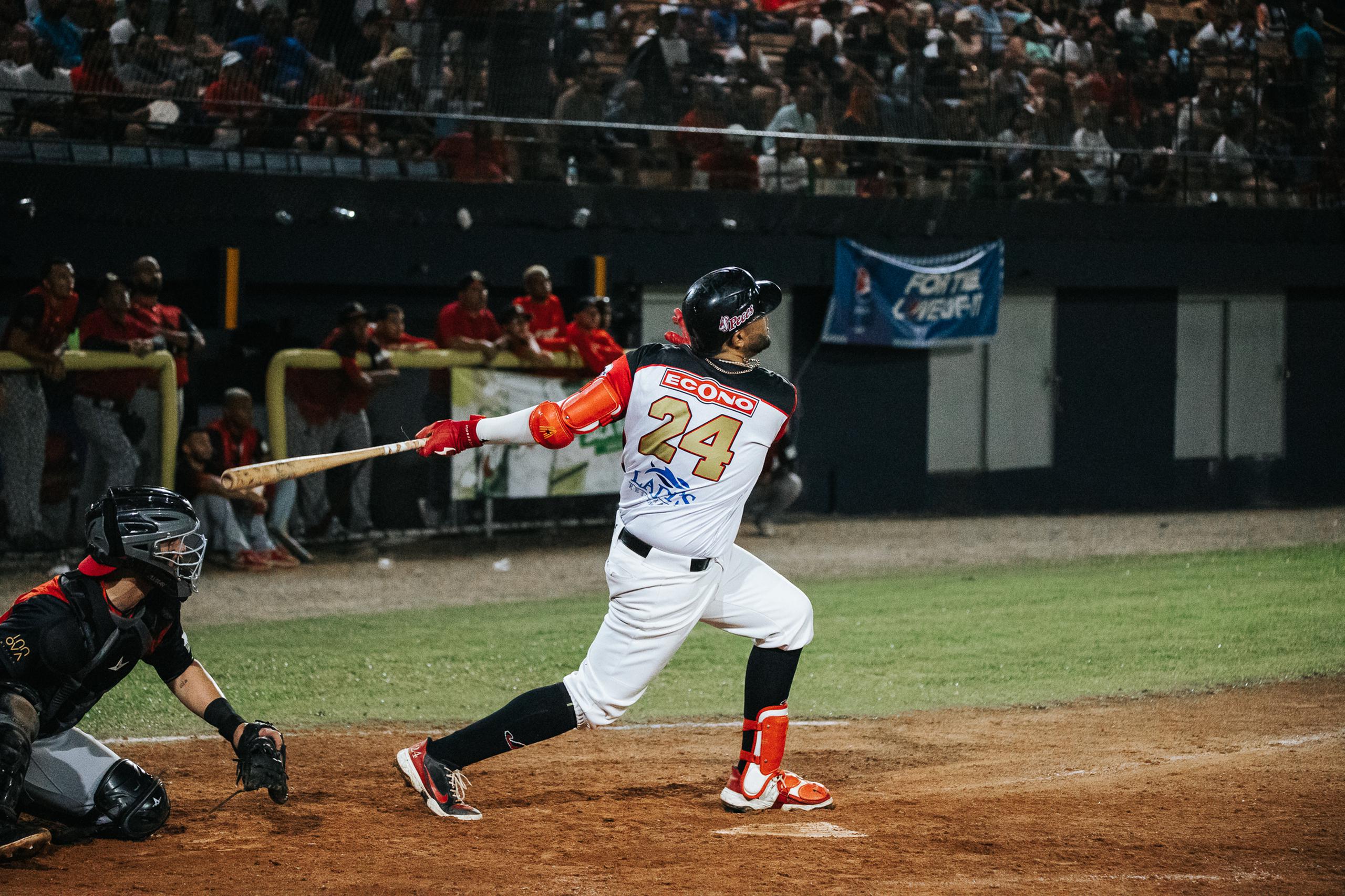 Ángel "Gallo" Rosa conecta un grand slam por los Peces Voladores de Salinas en la final del Béisbol Doble A.