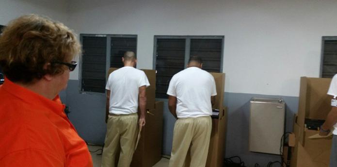 Confinados emiten su voto. (Foto/ Maribel Hernández)