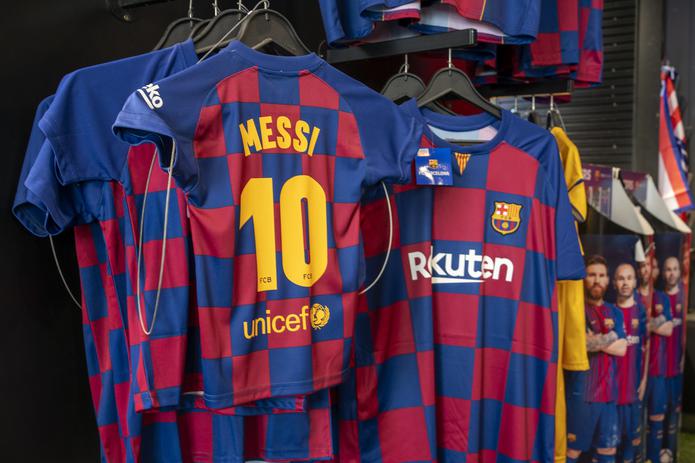 La tienda del equipo aún vende camisas de Liones Messi.