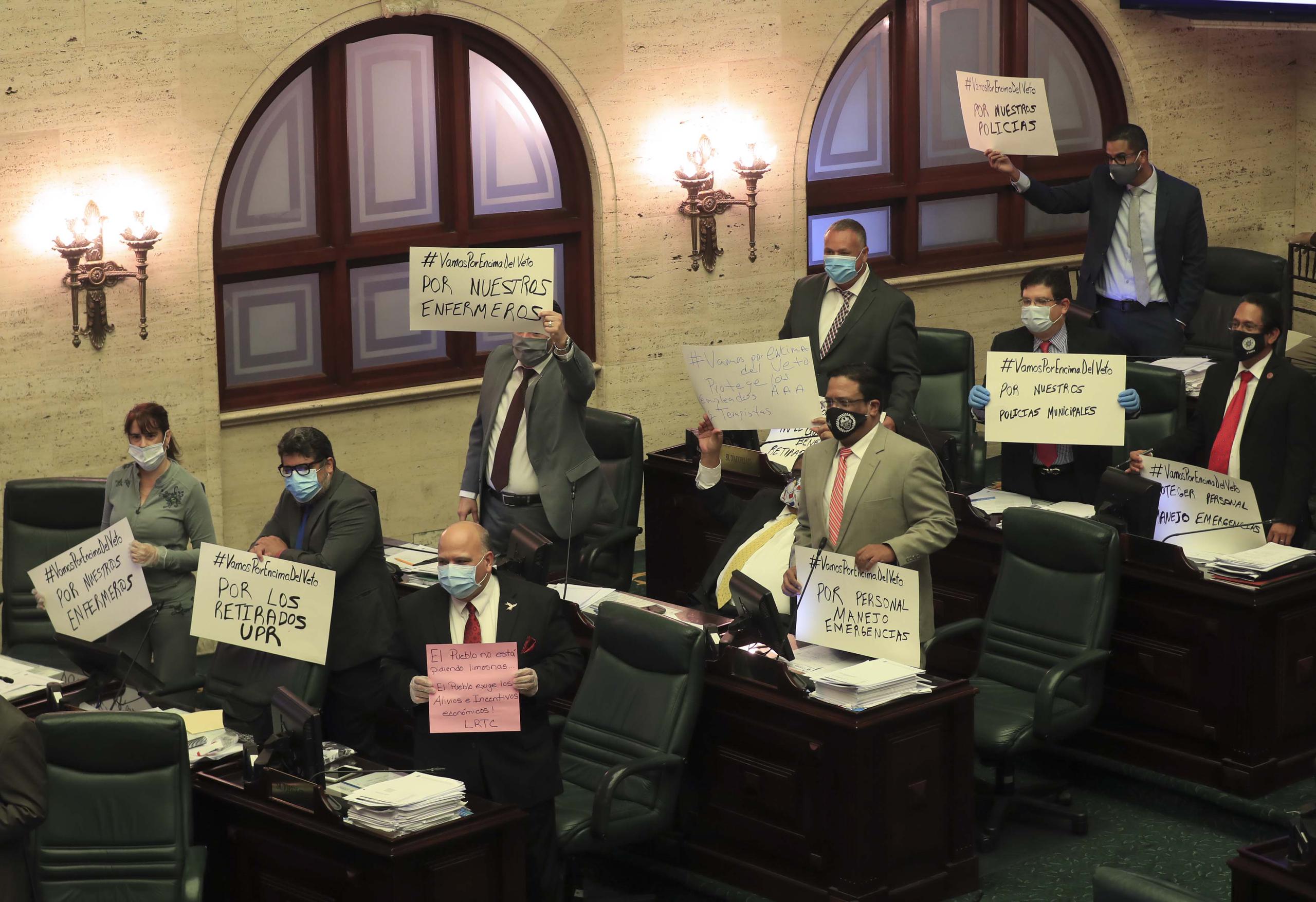 Luego de la determinación de la mayoría parlamentaria, varios legisladores de su delegación sacaron cartelones de protesta en sus bancas en el hemiciclo.