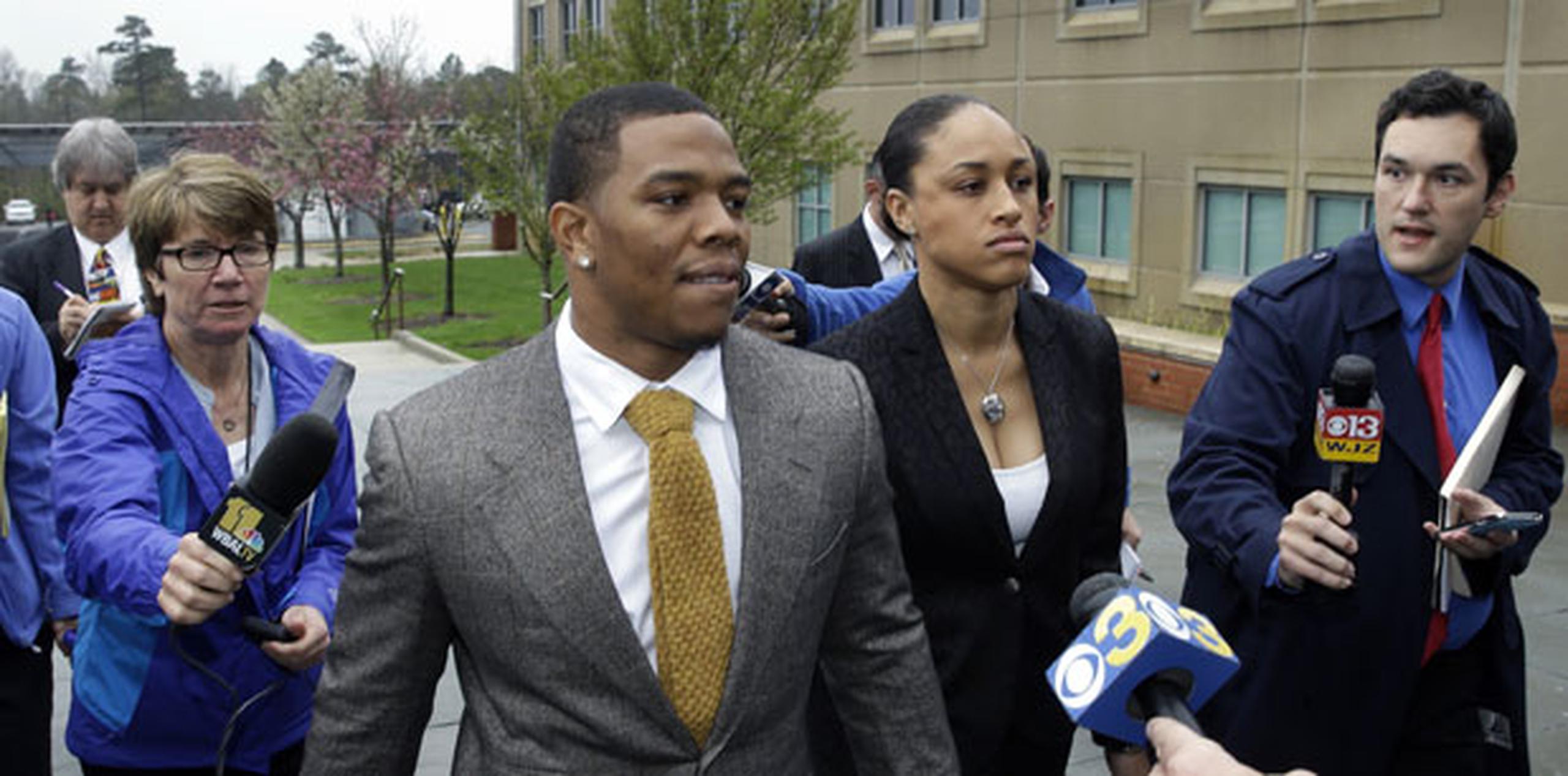 Rice y su esposa (en la foto) declararon en la audiencia, al igual que jefe de seguridad de la NFL Jeffrey Miller y el gerente general de los Ravens, Ozzie Newsome. (Archivo)