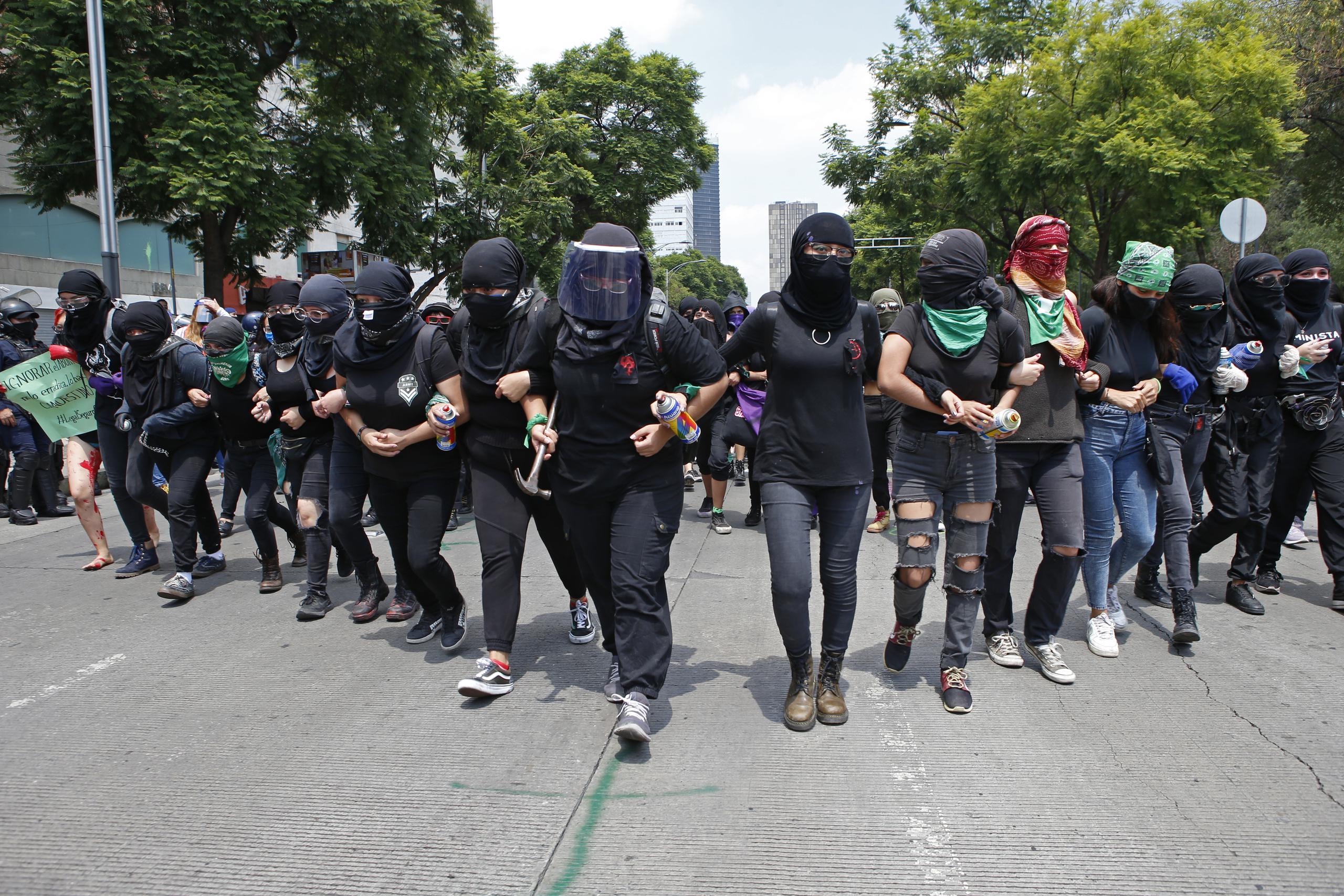 Las manifestantes, que tuvieron momentos de tensión con la policía, intentaron llegar sin éxito ante la sede de la Suprema Corte de Justicia de la Nación, en el Zócalo de la capital mexicana. (AP)