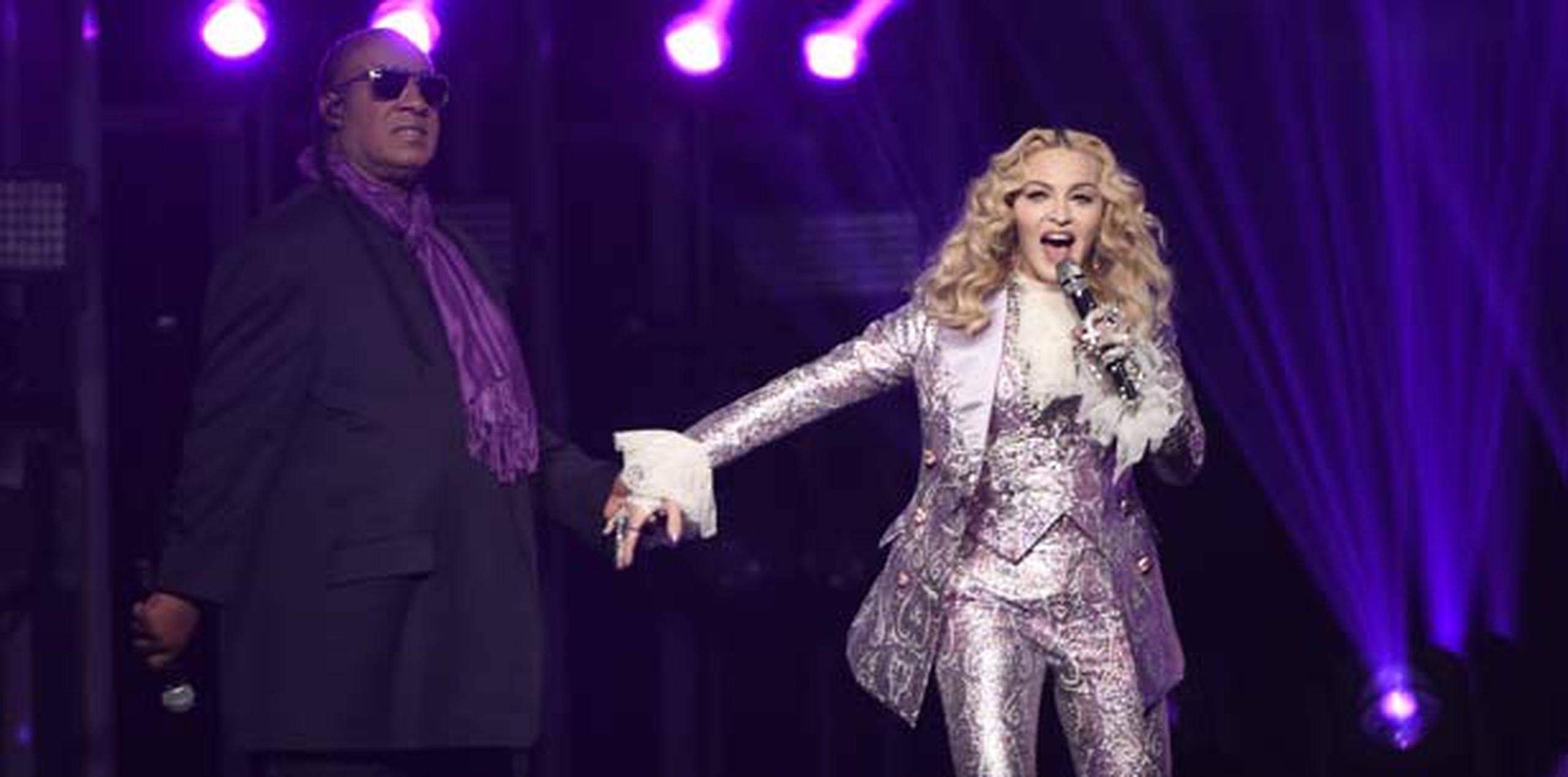 Stevie Wonder y Madonna rindieron un homenaje al fallecido cantante Prince en el T-Mobile Arena en Las Vegas. (Chris Pizzello/Invision/AP)