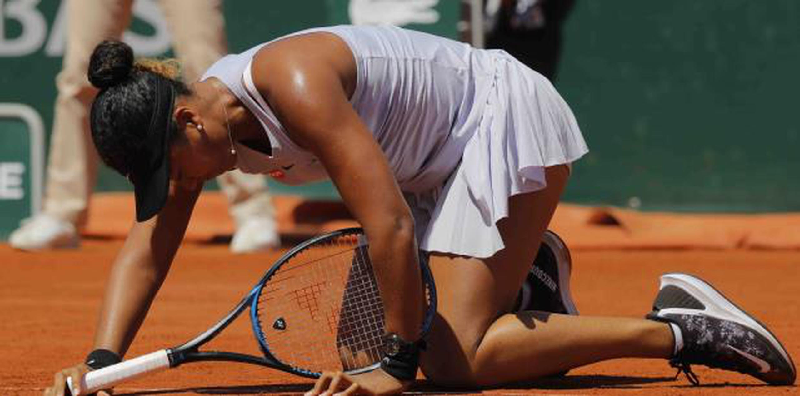 La número uno mundial Naomi Osaka no pudo lograr una remontada, tras arrancar de nuevo abajo en Roland Garros, y terminó perdiendo 6-4, 6-2 ante la checa Katerina Siniakova. (AP)