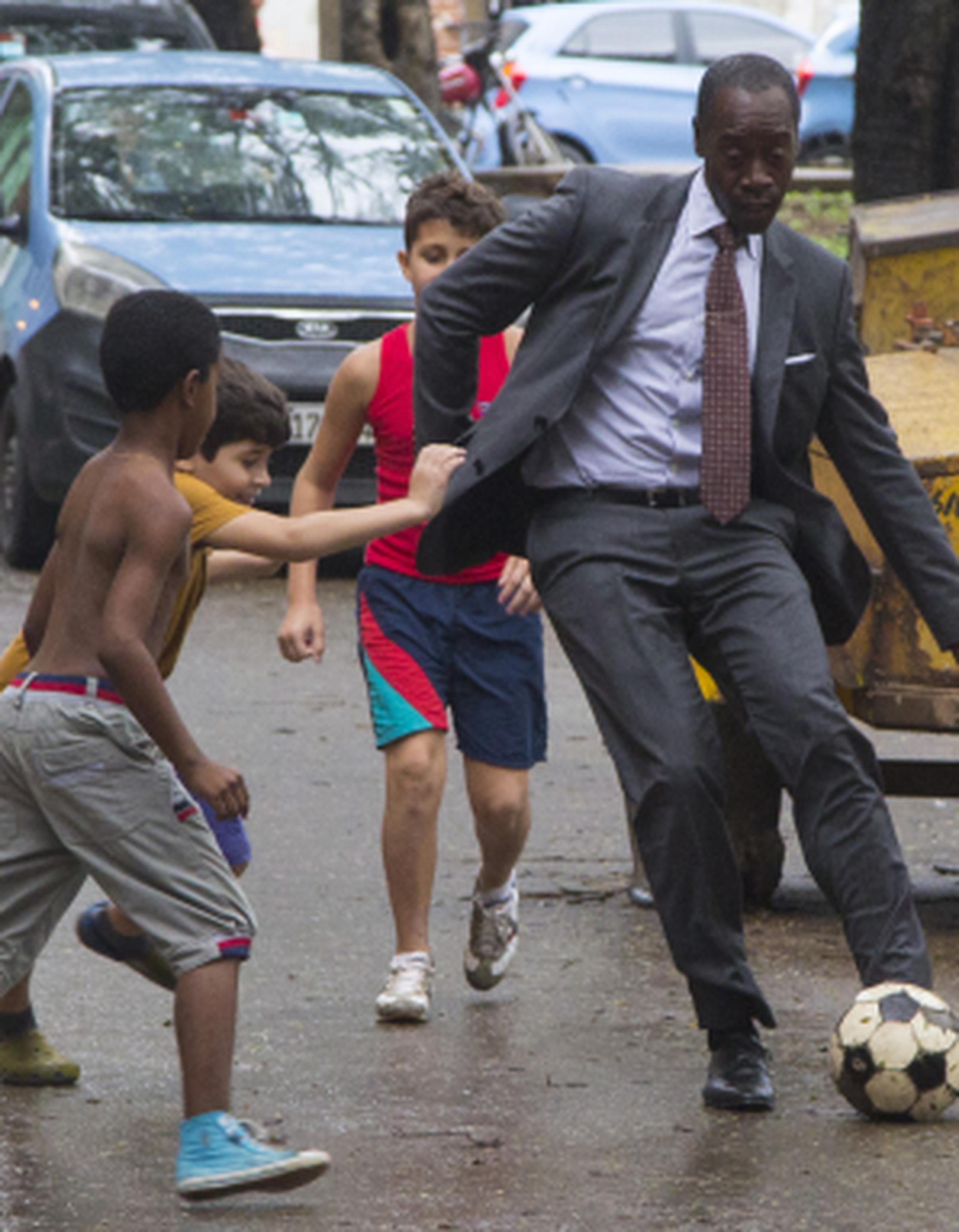 El galardonado actor Don Cheadle juega fútbol en La Habana con unos niños durante la filmación de House of Lies. (AP)