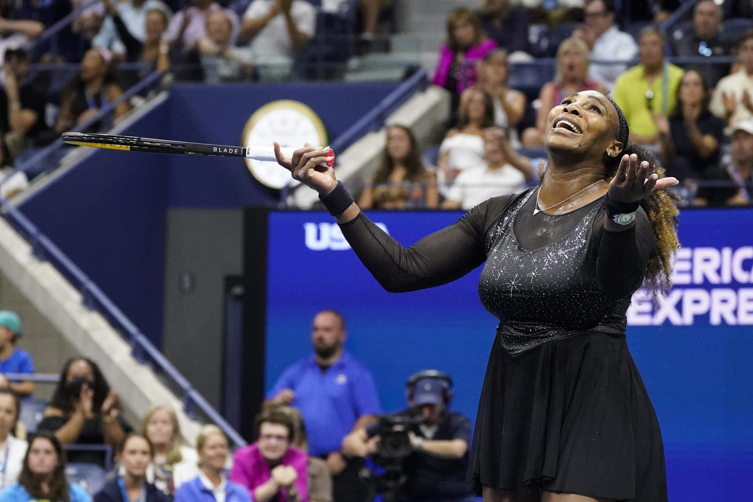 Serena Williams reacciona durante el partido contra Anett Kontaveit en la segunda ronda del US Open.