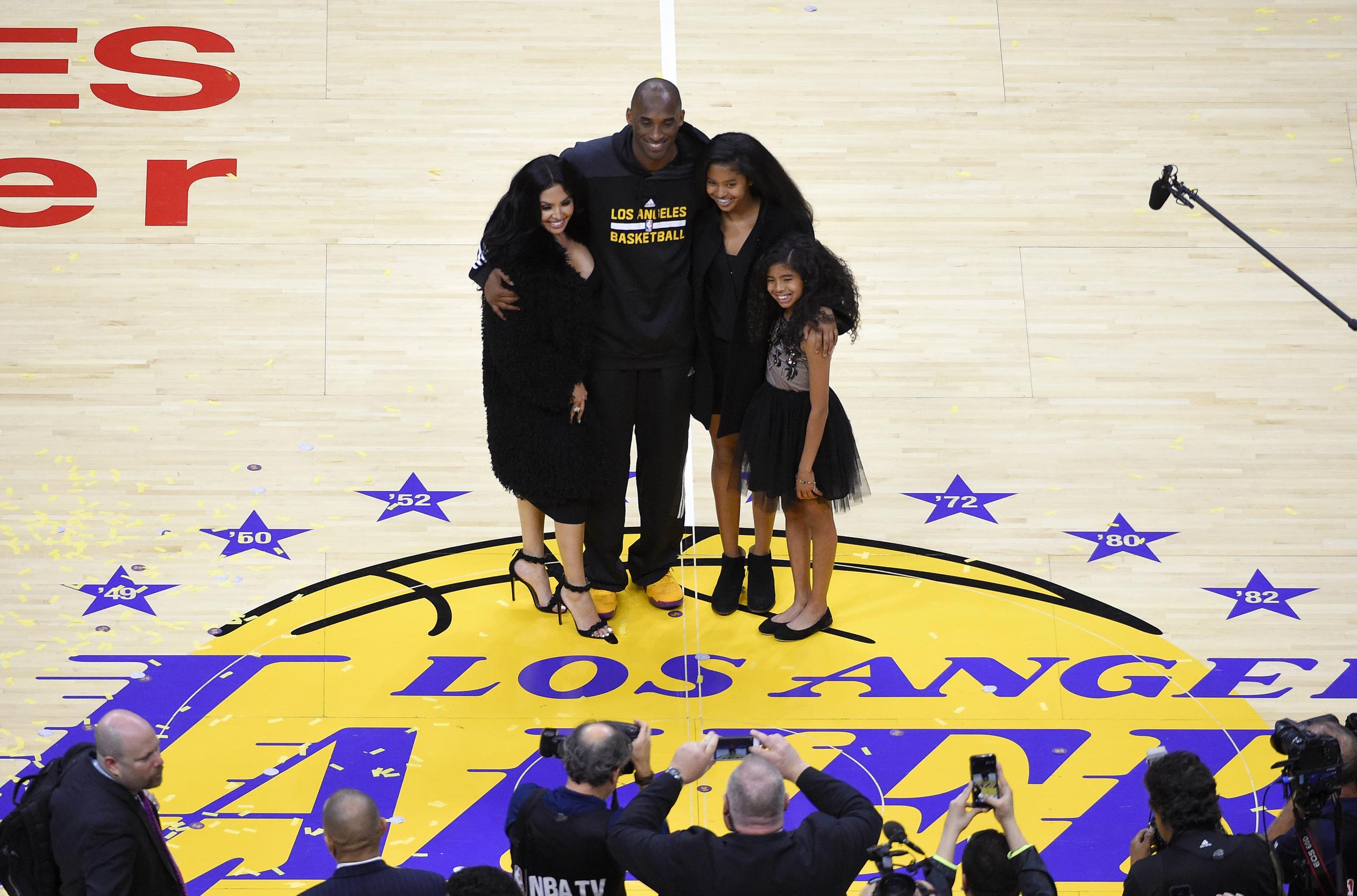 En esta foto del 13 de abril de 2016, Kobe Bryant posa con su esposa Vanessa (izquierda) y sus hijas Natalia (segunda desde la derecha) y Gianna previo a un partido de la NBA entre los Lakers de Los Ángeles y el Jazz de Utah en Los Ángeles.